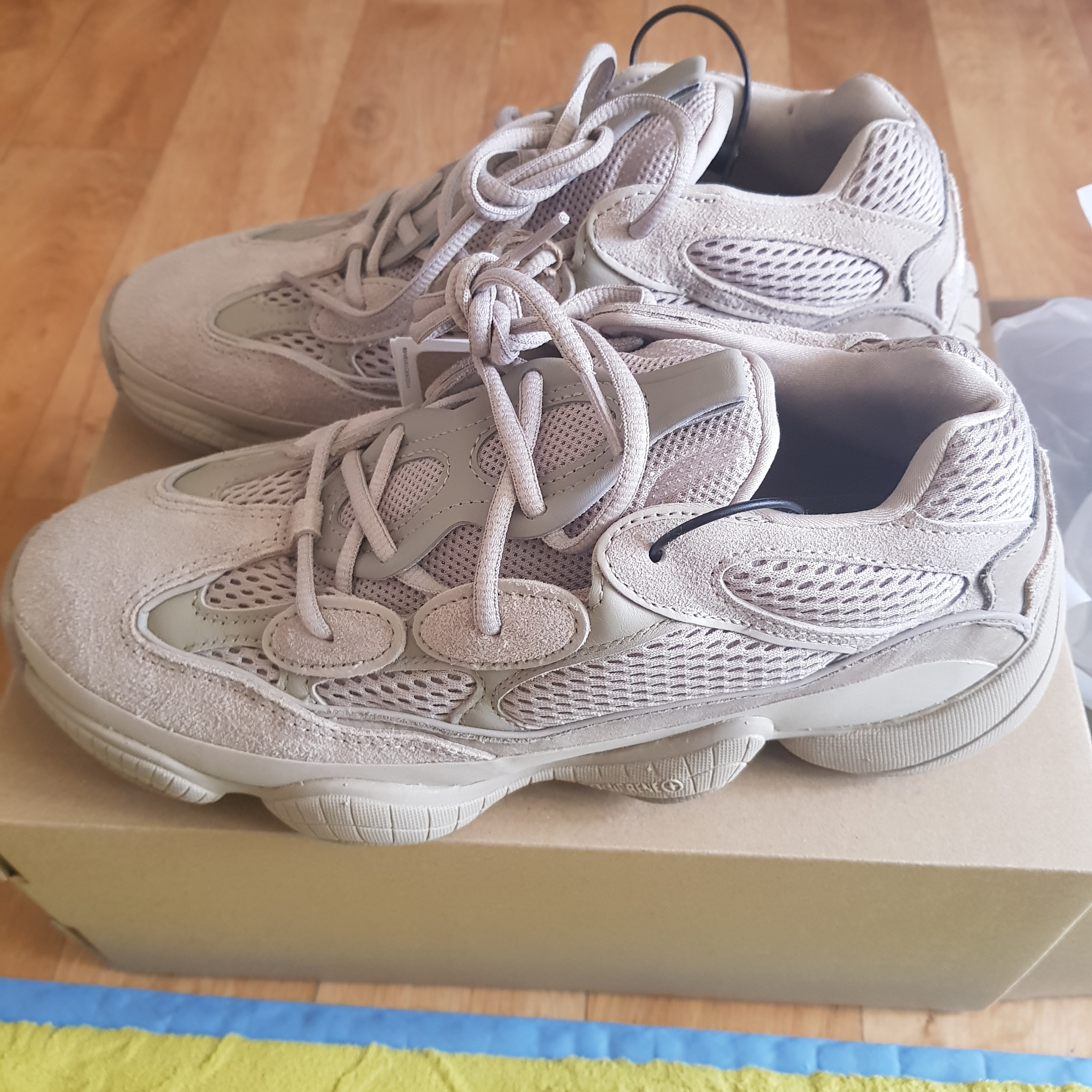 Adidas Yeezy 500 Taupe Light 착용 스타일 - 2
