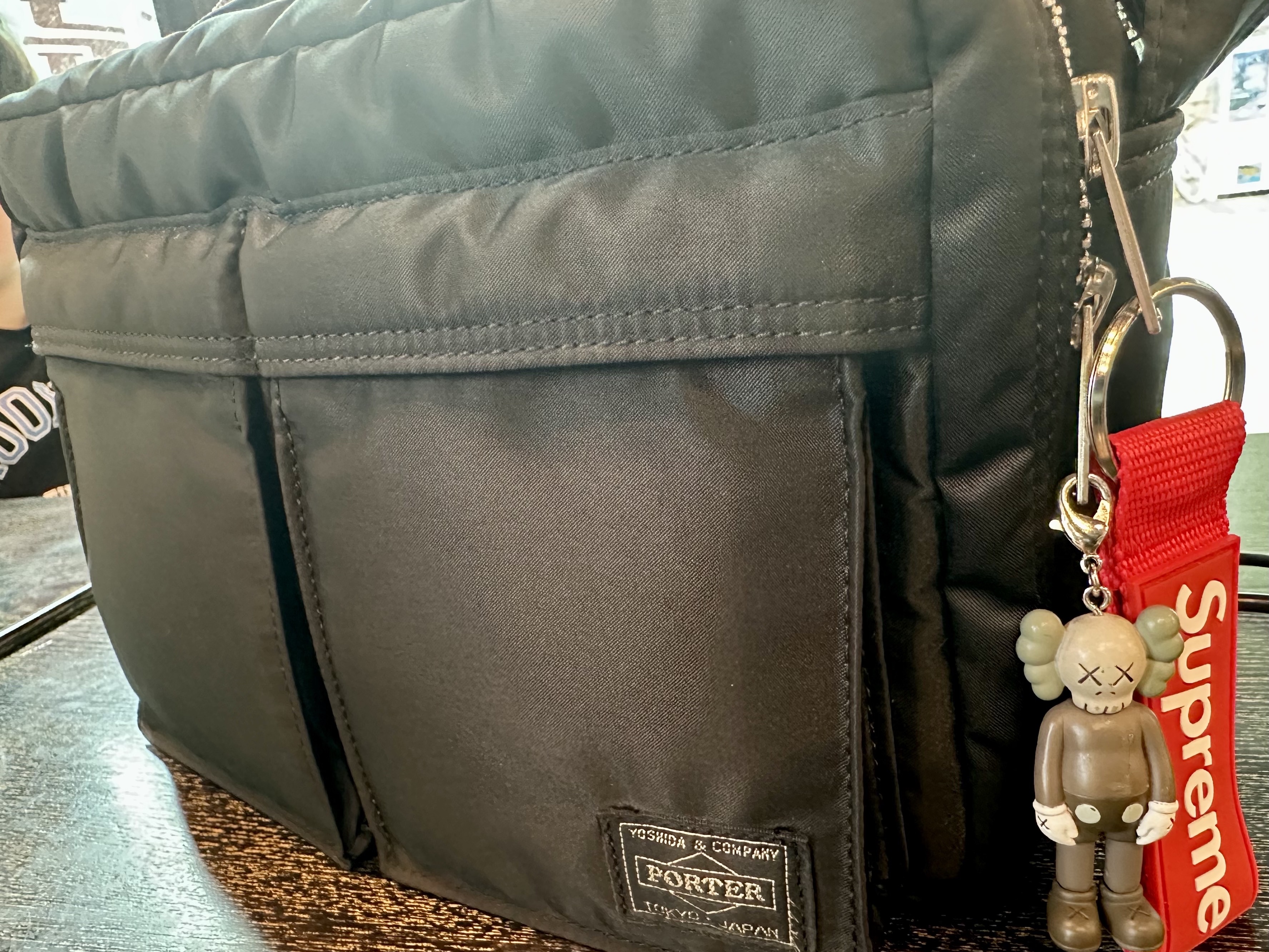 Porter Tanker Shoulder Bag S Black, Supreme Webbing Keychain Red - 23SS 착용 스타일