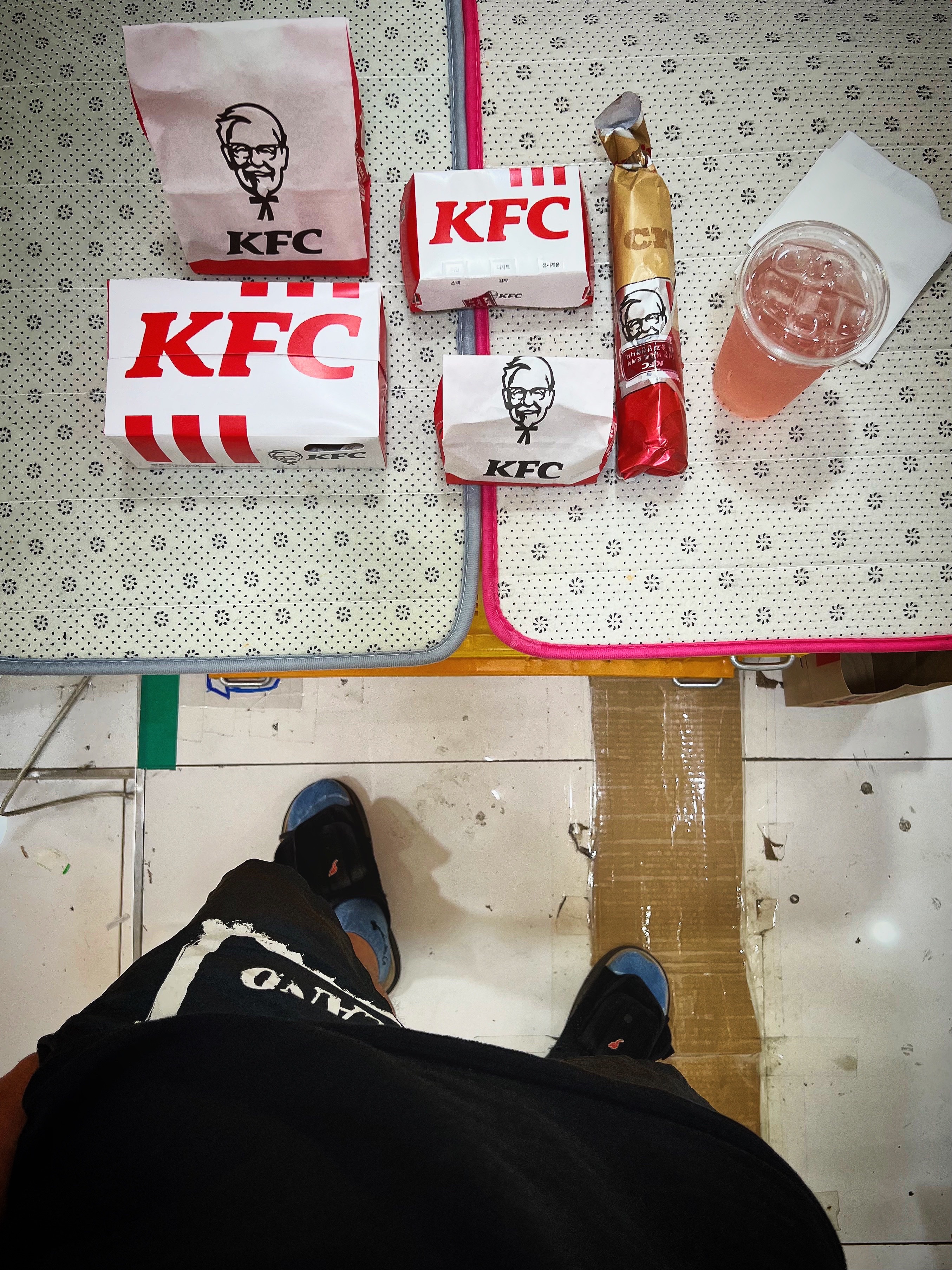 Supreme Mirror Camp Cap White - 21FW, Supreme Chicago Box Logo T-Shirt White - 22FW 착용 스타일 - 3