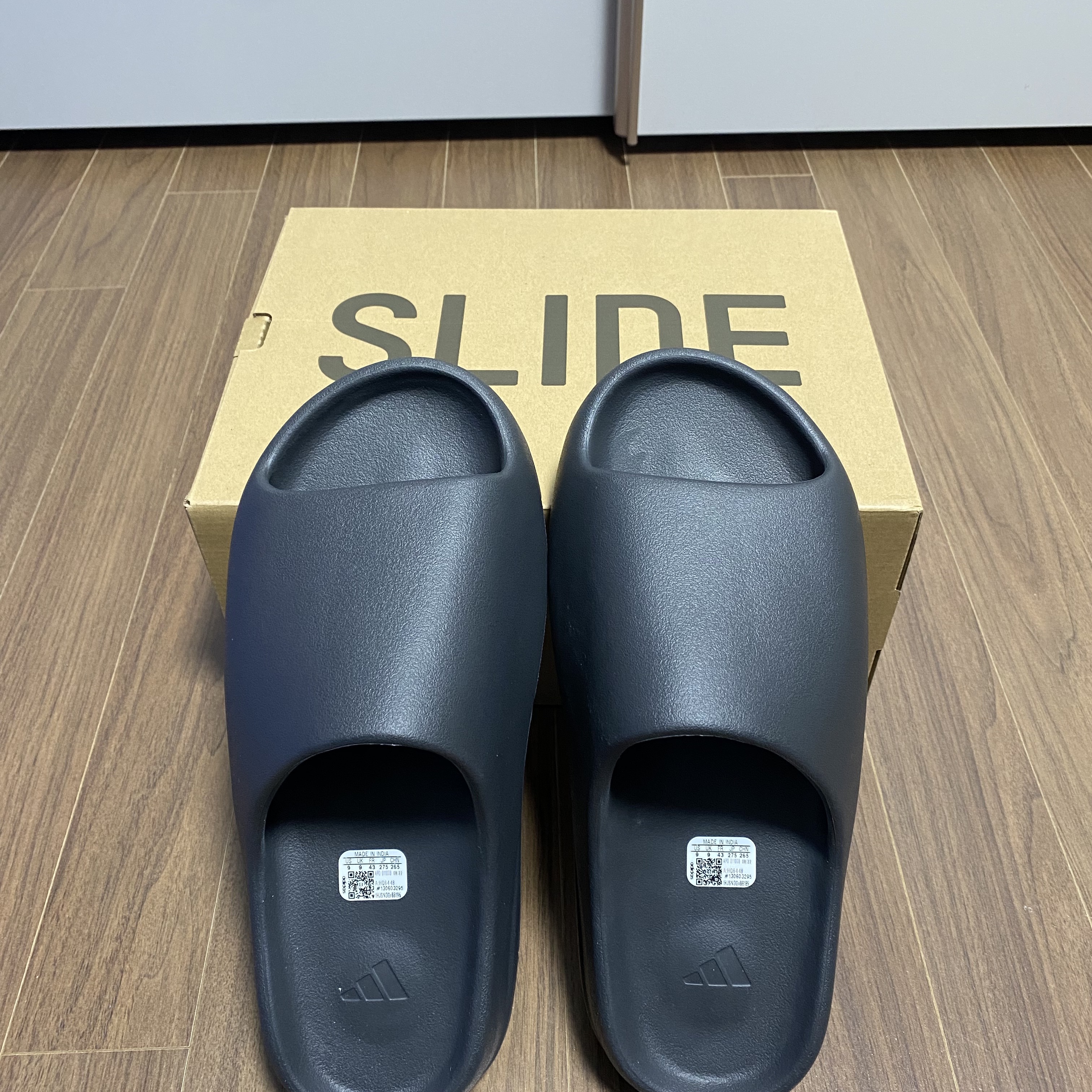 Adidas Yeezy Slide Onyx 착용 스타일
