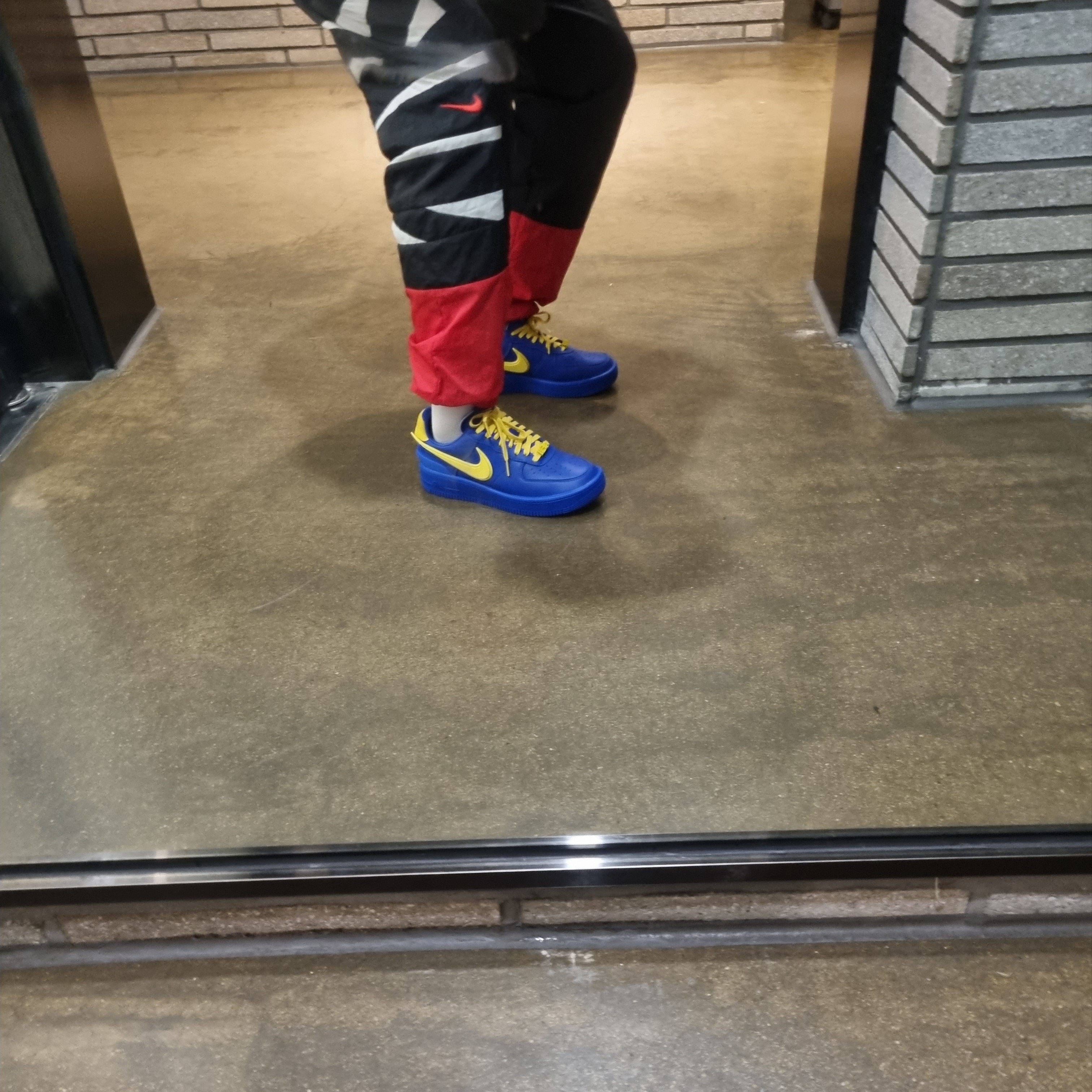 Nike x Ambush Air Force 1 Low SP Game Royal and Vivid Sulfur 착용 스타일 - 1