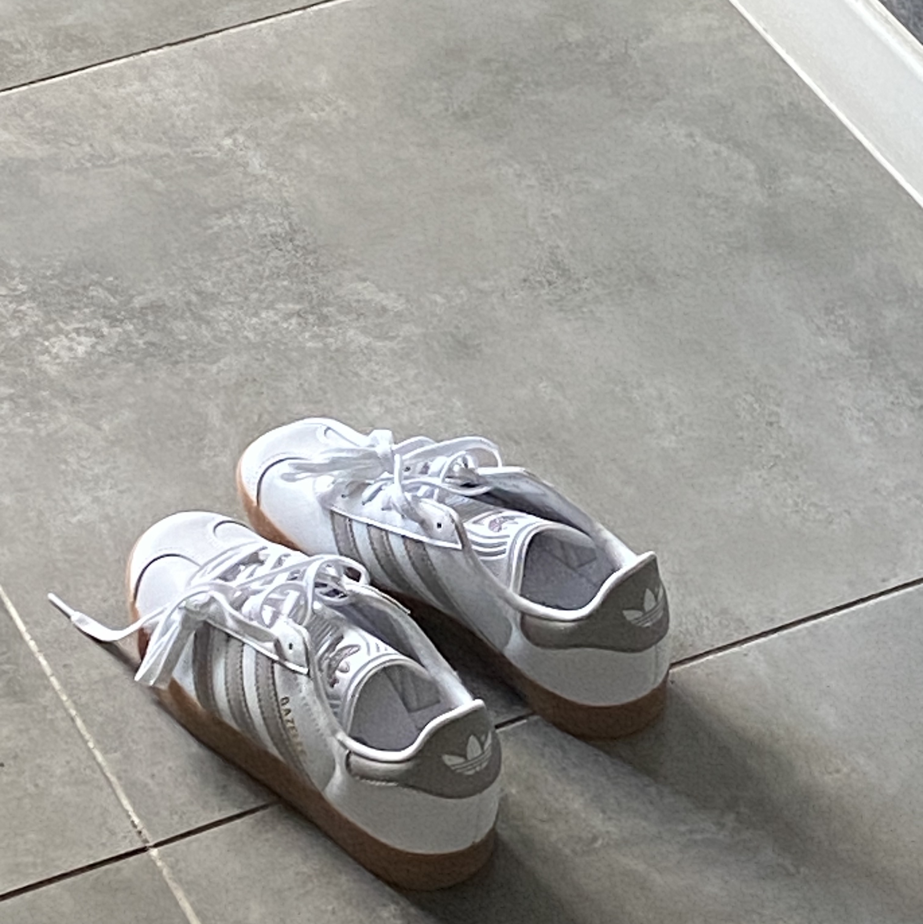 Adidas Gazelle White Grey 착용 스타일 - 4