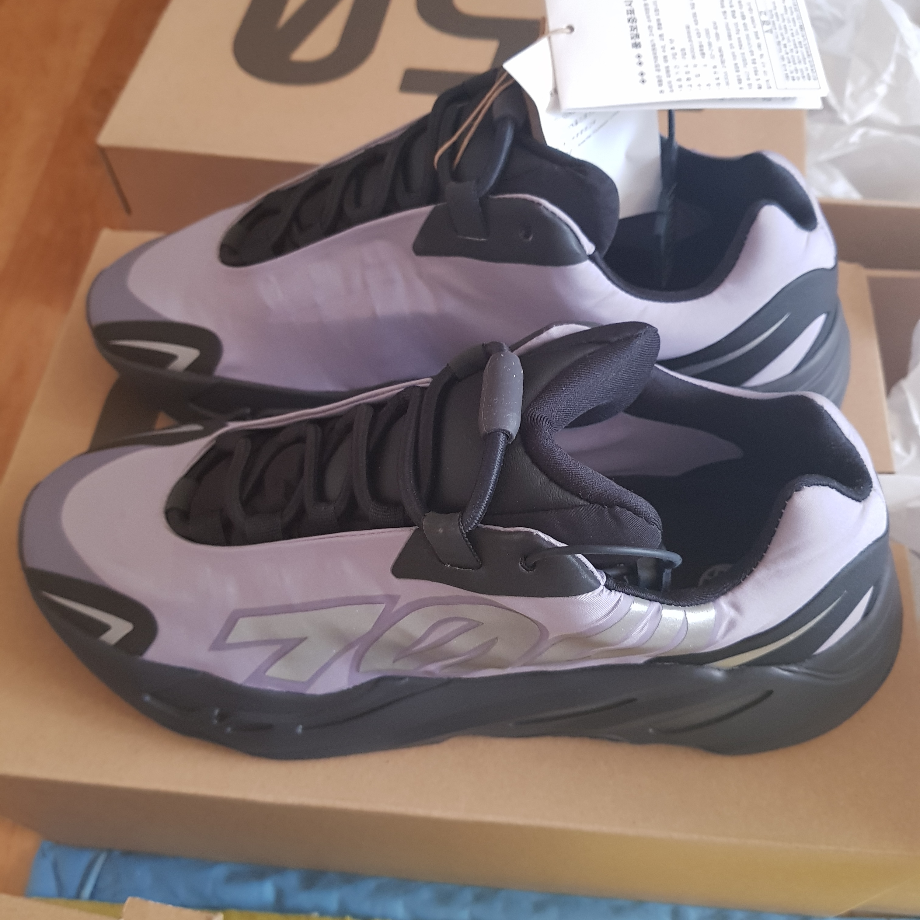 Adidas Yeezy Boost 700 MNVN Geode 착용 스타일 - 2