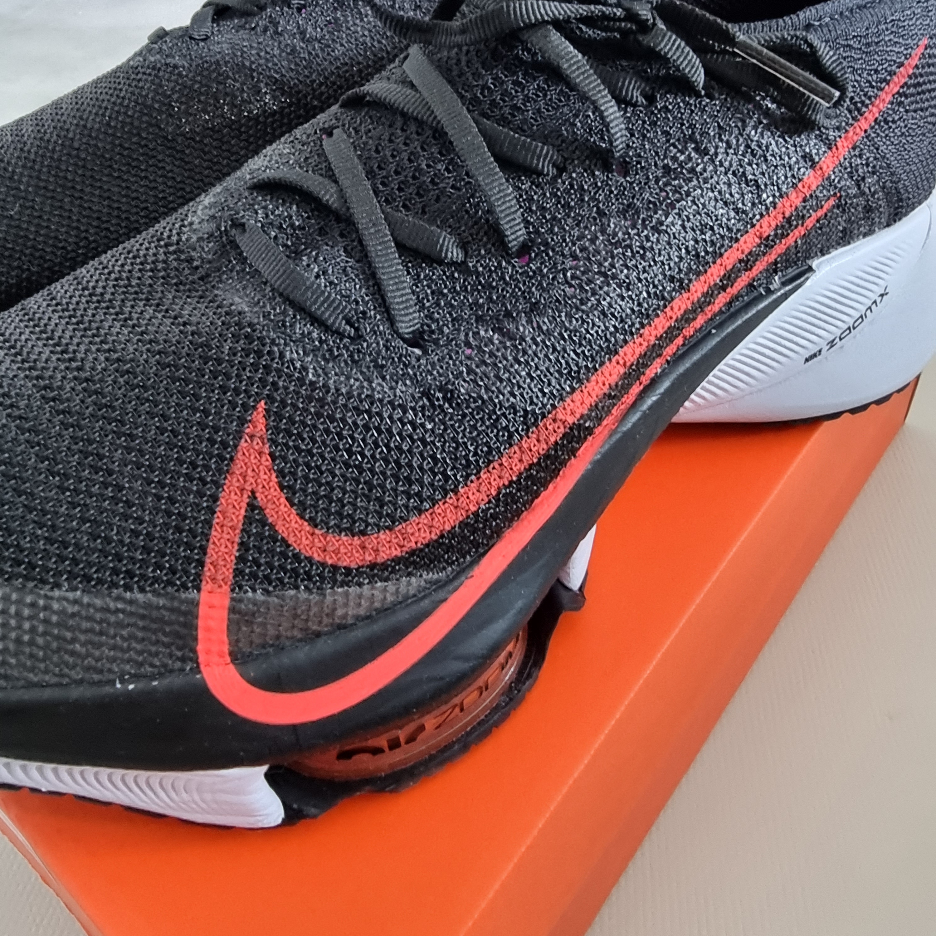 Nike Air Zoom Tempo Next% Flyknit Black Flash Crimson 착용 스타일 - 1