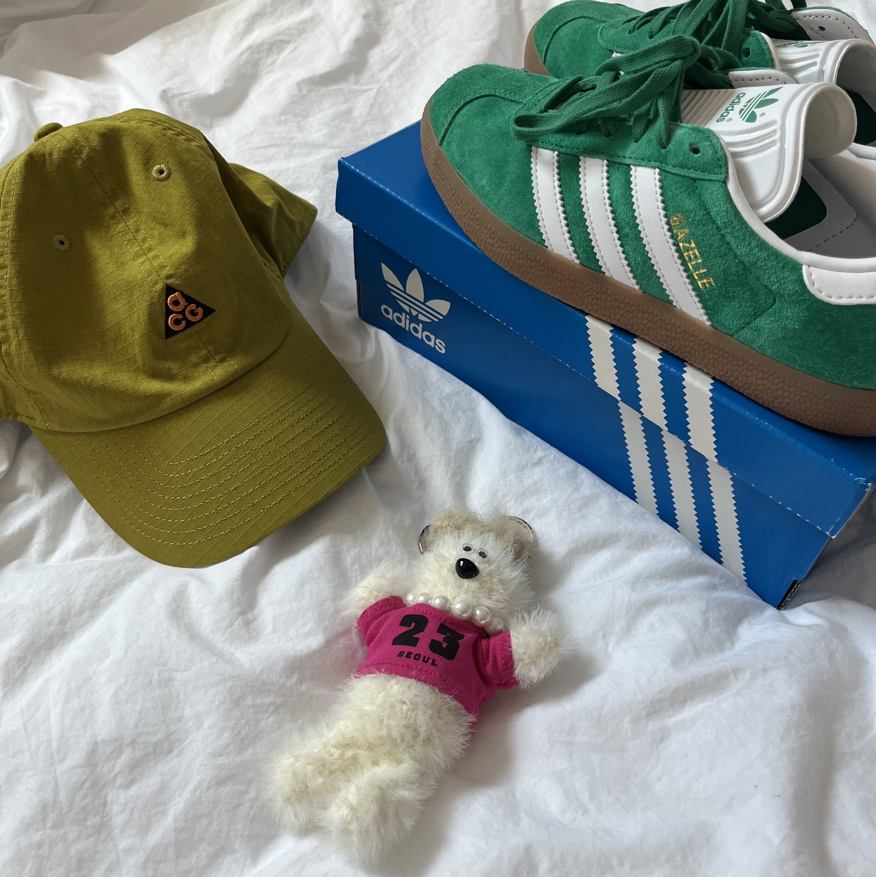 Margesherwood Wood Keyring with T-Shirt White Pink, Adidas Gazelle Court Green Cloud White 착용 스타일 - 1