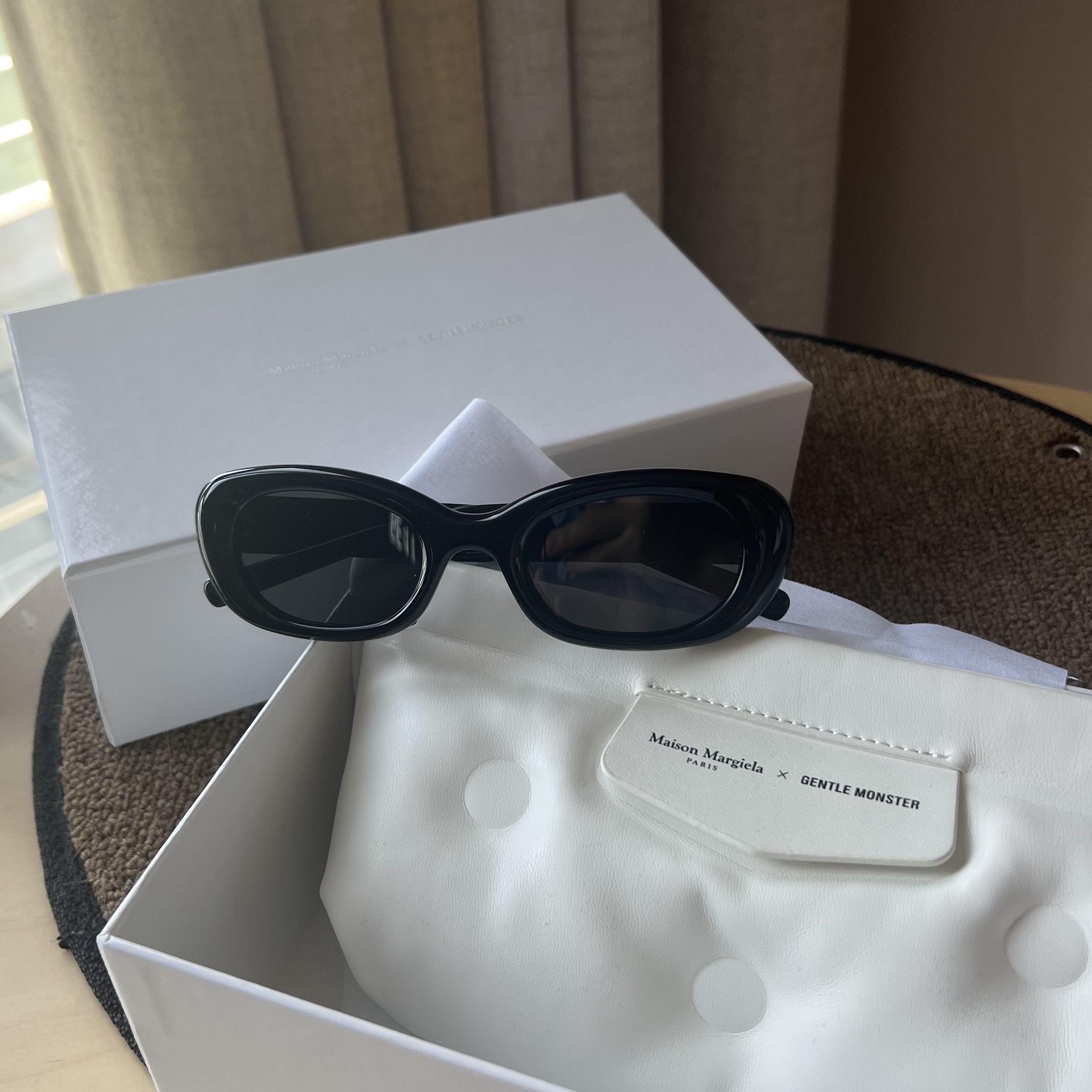 Gentle Monster x Maison Margiela MM004 Black Black 착용 스타일