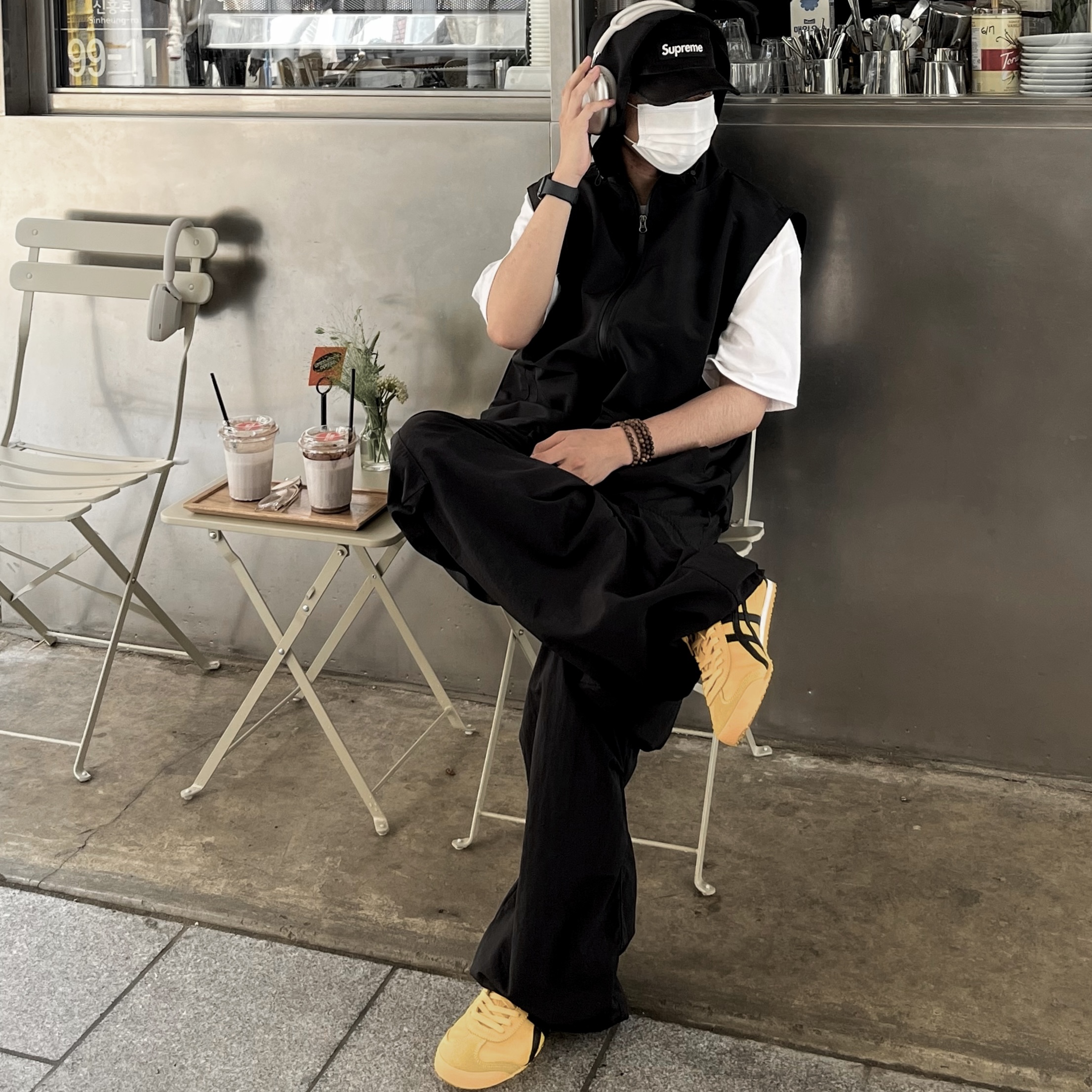 Onitsuka Tiger Mexico 66 Yellow Black, Apple AirPods Max Lightning Silver (Korean Ver.) 착용 스타일 - 1