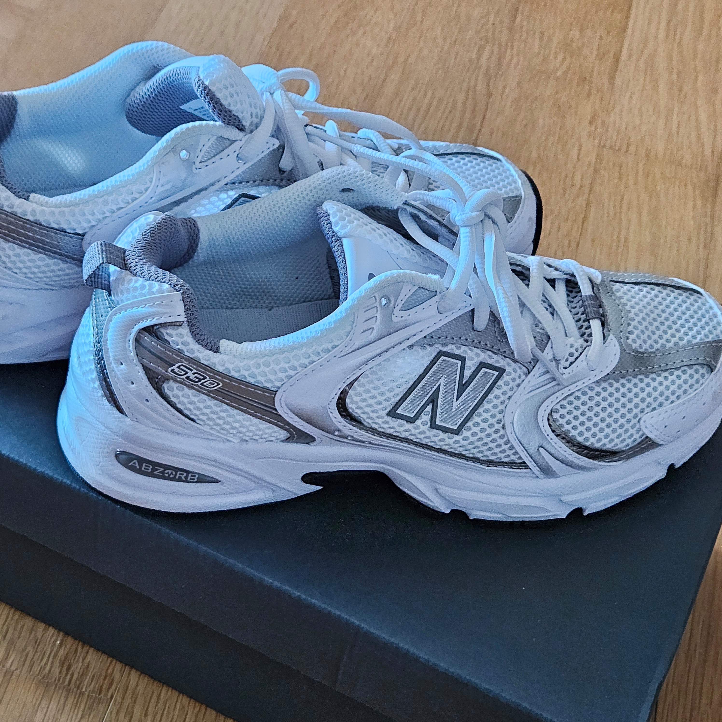 New Balance 530 White Silver 착용 스타일