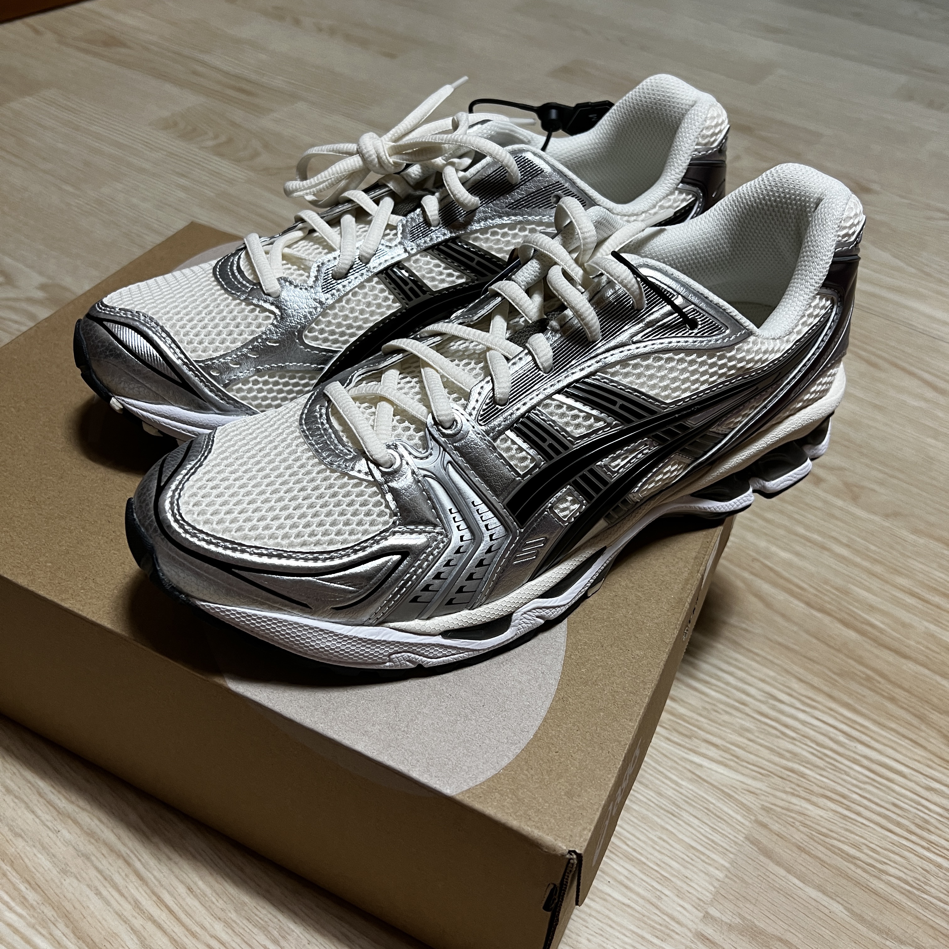 Asics Gel-Kayano 14 Cream Black 착용 스타일