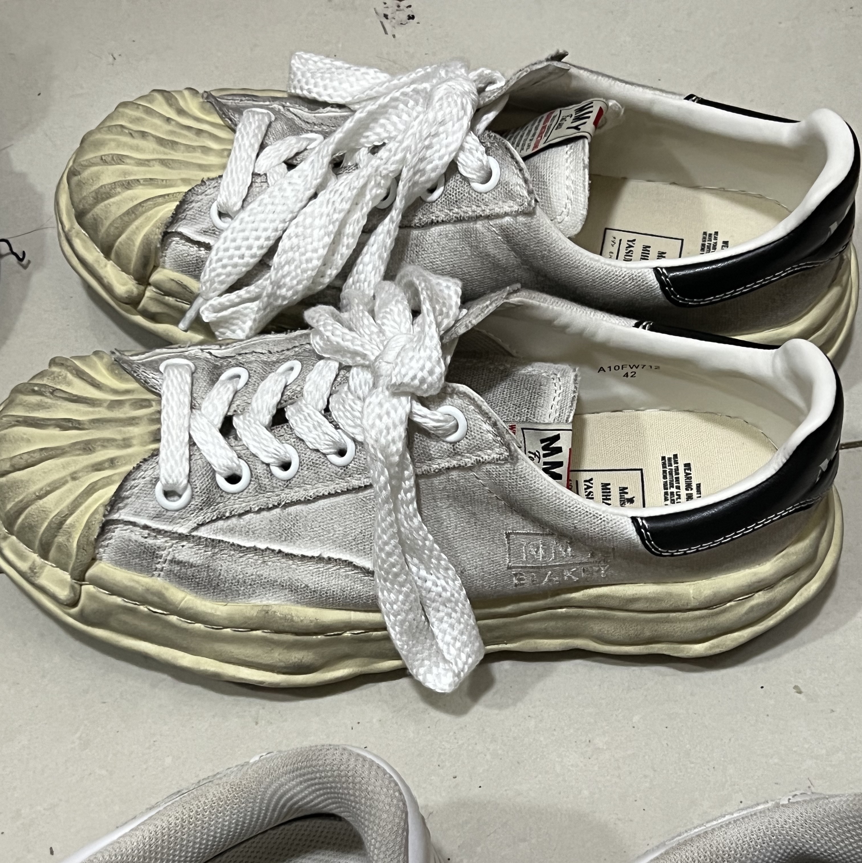 Maison Mihara Yasuhiro Blakey OG Sole Distressed Canvas Low-top Sneakers White 착용 스타일