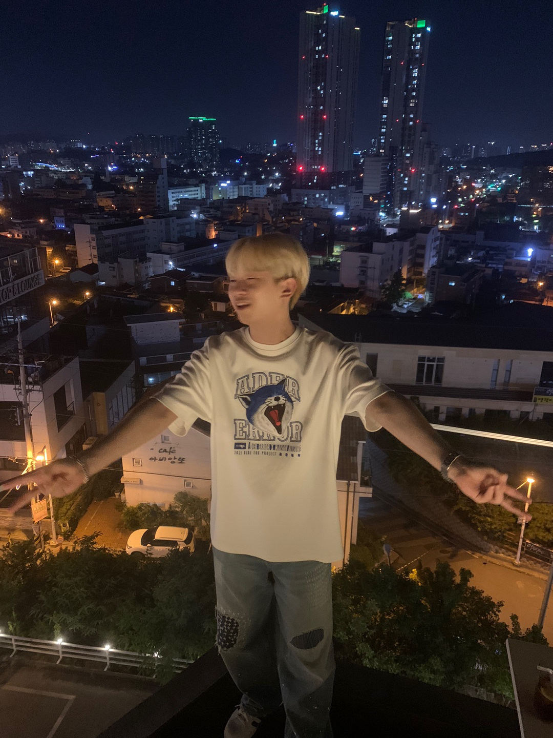 Maison Kitsune x Ader Error Yawn Fox T-Shirt Off White, Zara x Ader Error Patchwork Jeans Blue 착용 스타일 - 2