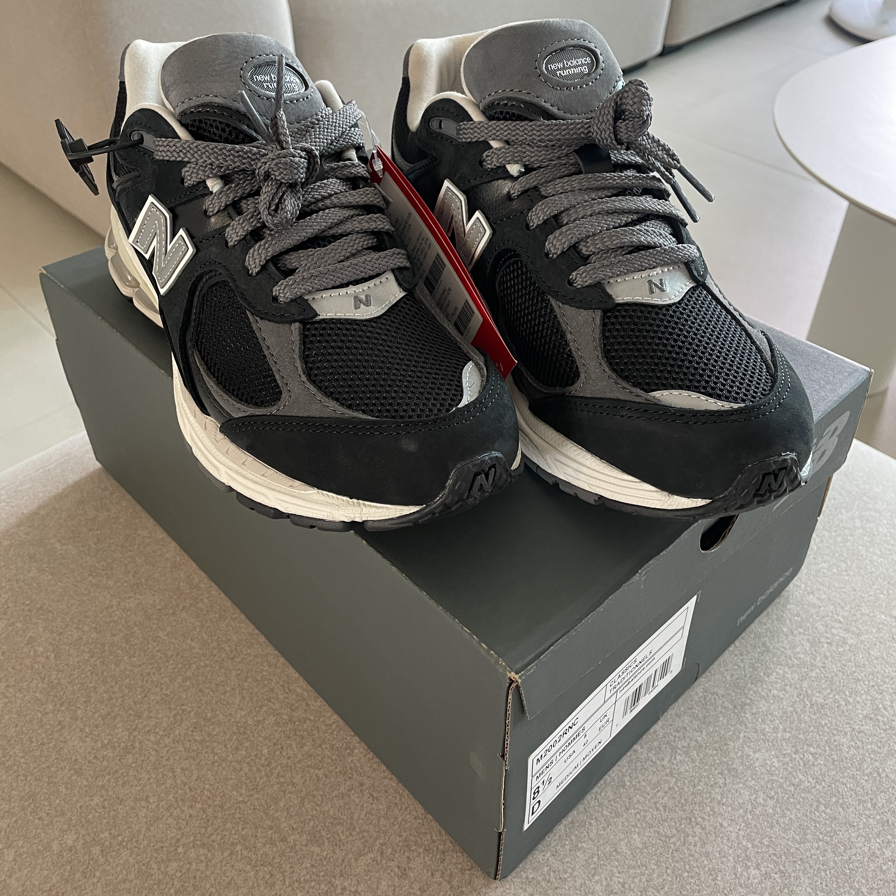New Balance 2002R Premium Vintage Black 착용 스타일