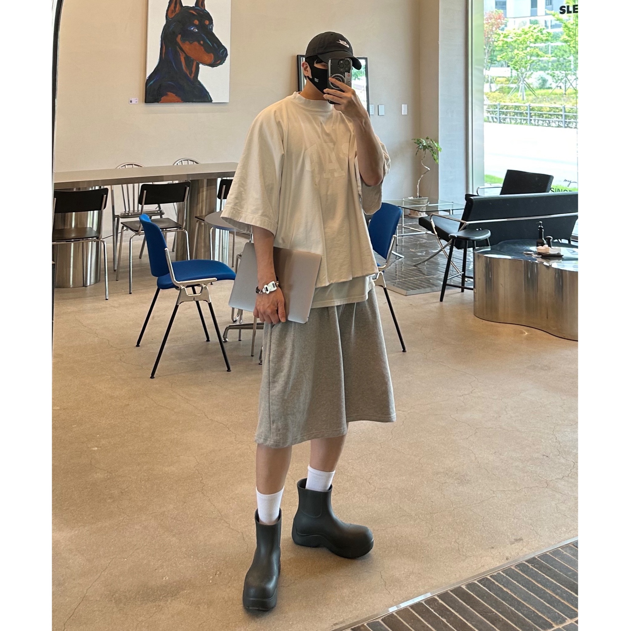 Bottega Veneta Puddle Ankle Boots Black, Yeezy Gap Engineered By Balenciaga Dove No Seam T-Shirt White 착용 스타일