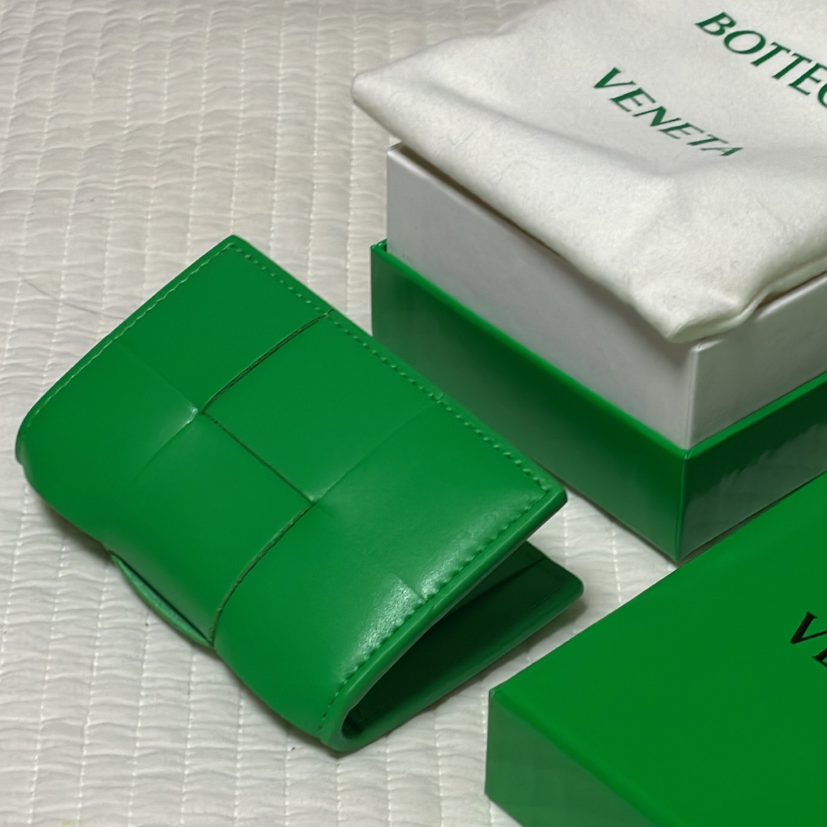Bottega Veneta Flap Card Case Parakeet 착용 스타일
