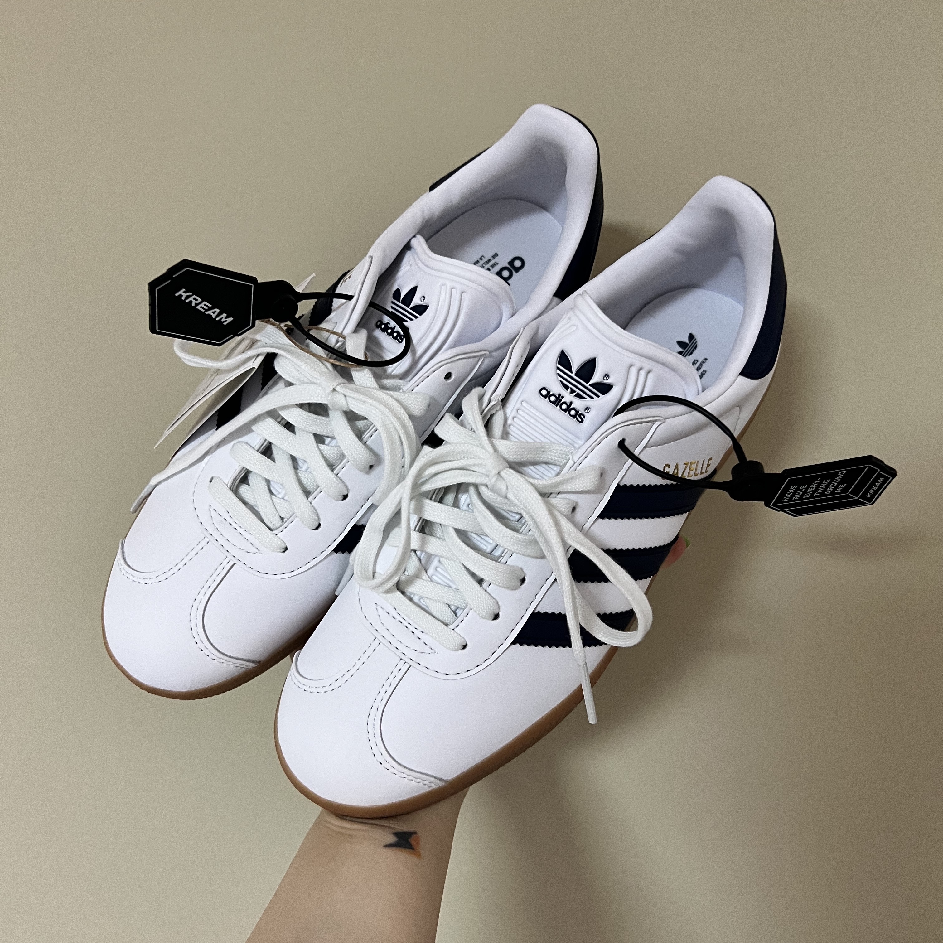 Adidas Gazelle White Collegiate Navy 착용 스타일