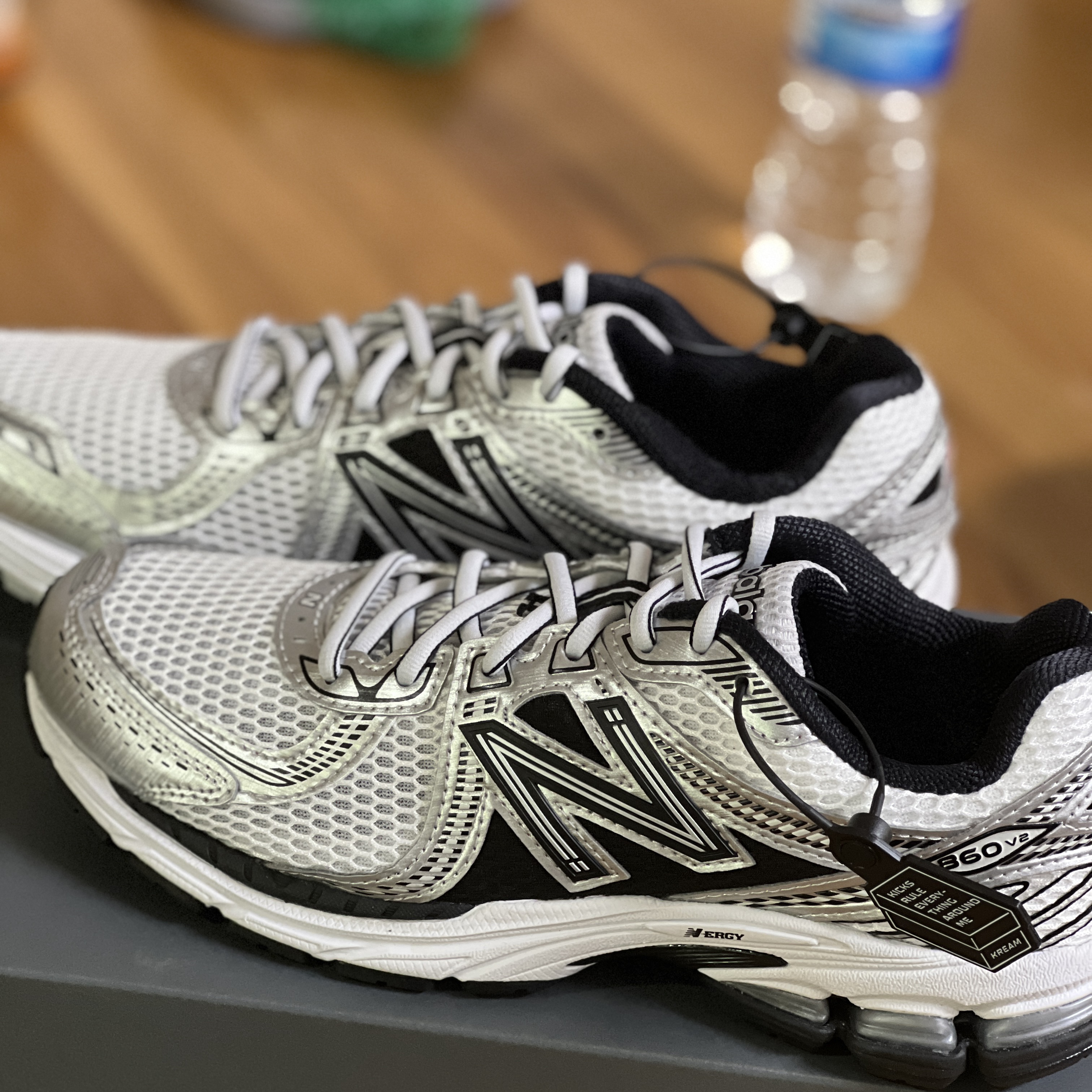New Balance 860v2 White Black 착용 스타일 - 1