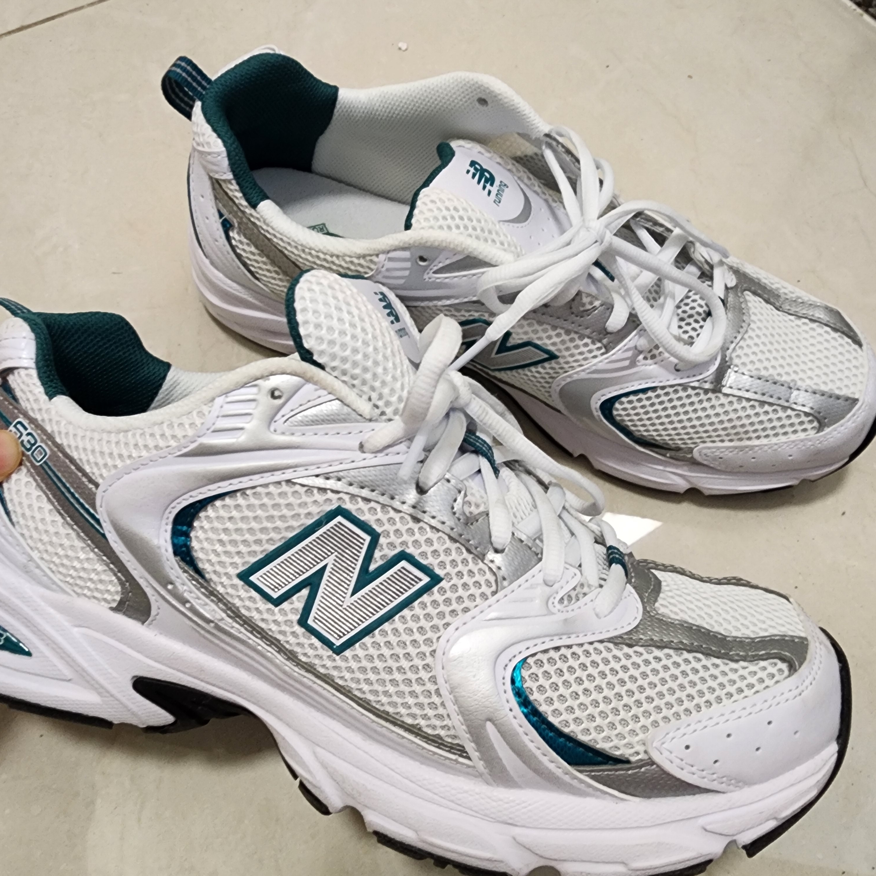 New Balance 530 White Mint 착용 스타일