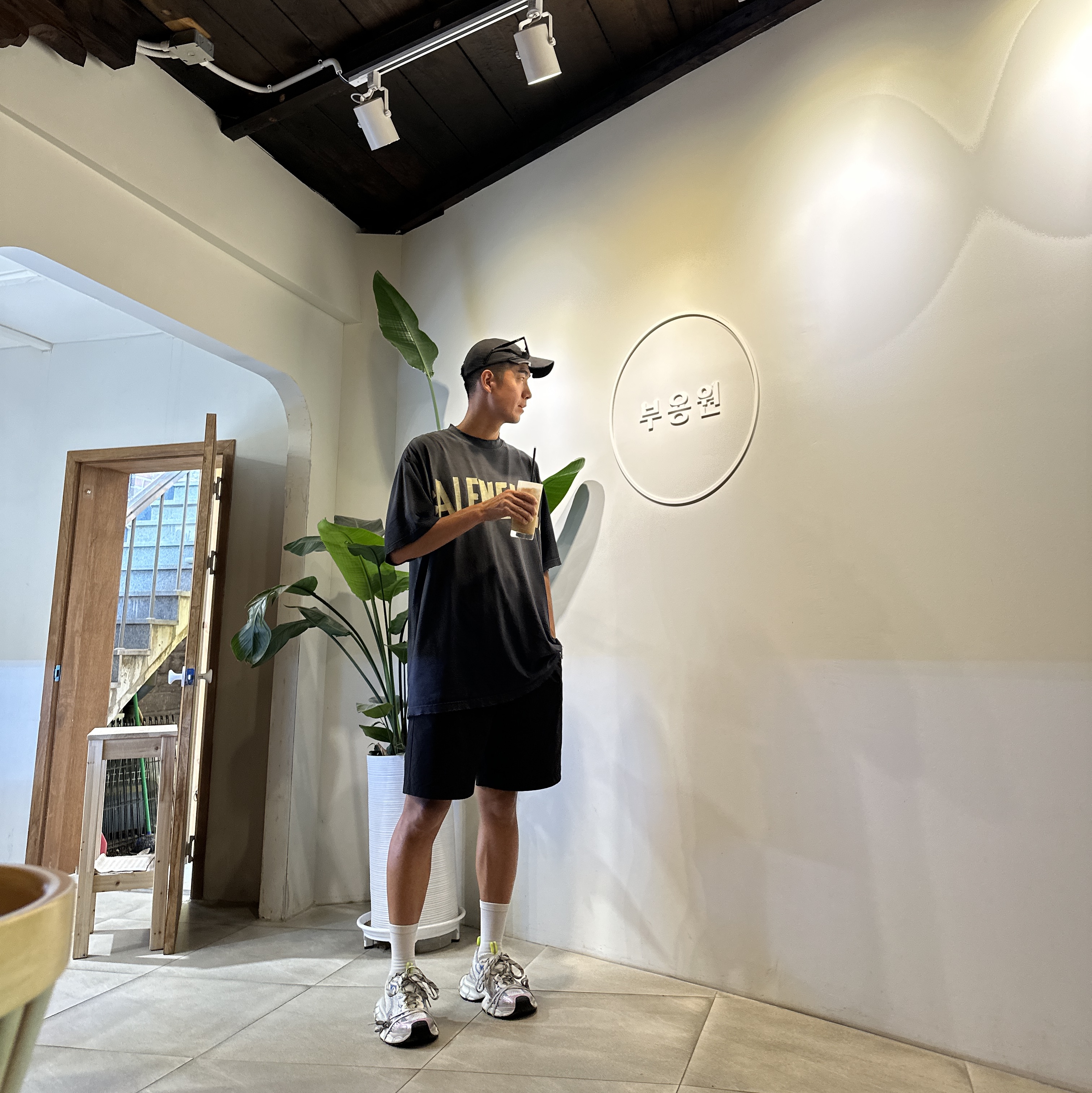 Balenciaga 3XL Sneakers White Red Blue, Balenciaga Notch Tracksuit Cap Black 착용 스타일 - 2