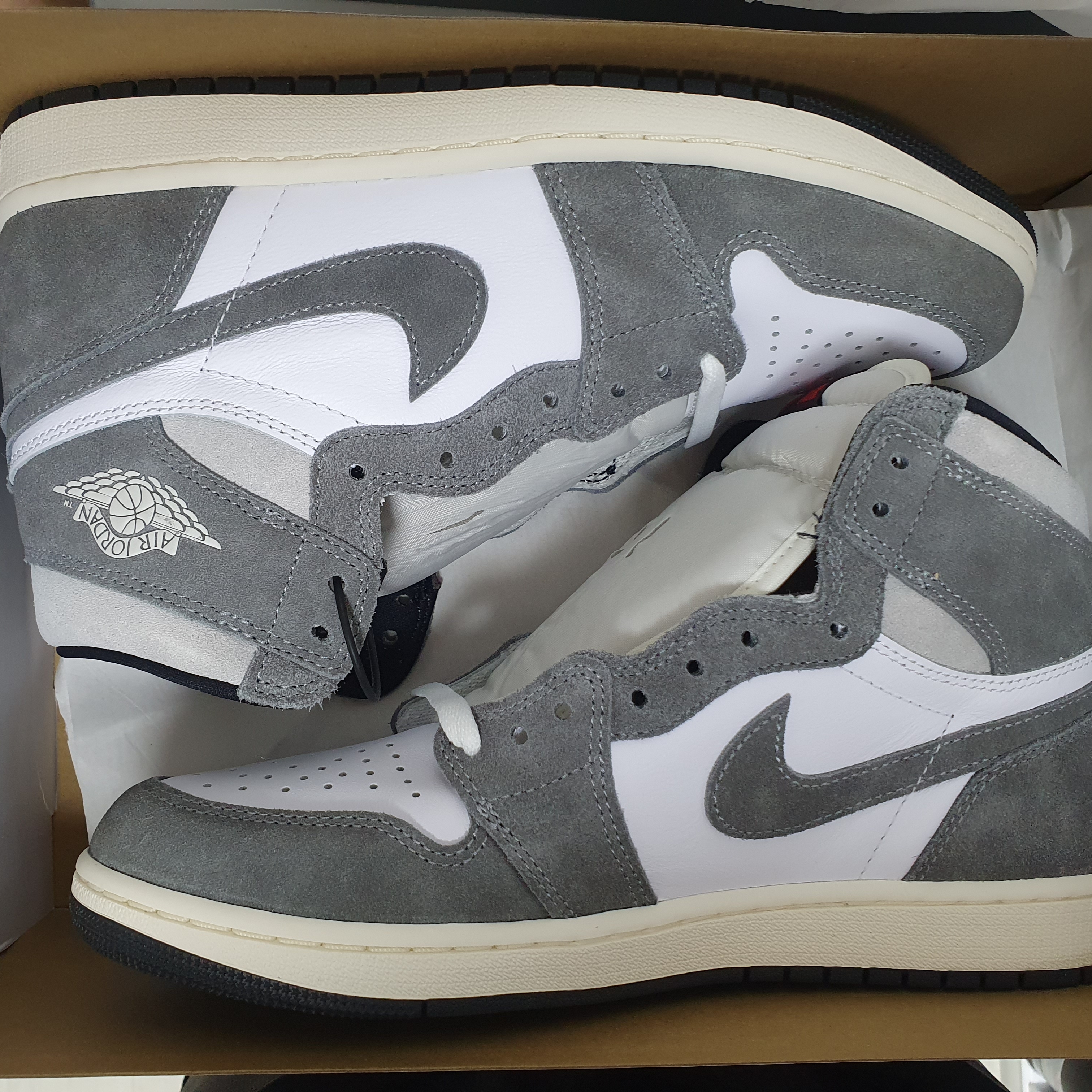Jordan 1 Retro High OG Black and Smoke Grey 착용 스타일 - 1