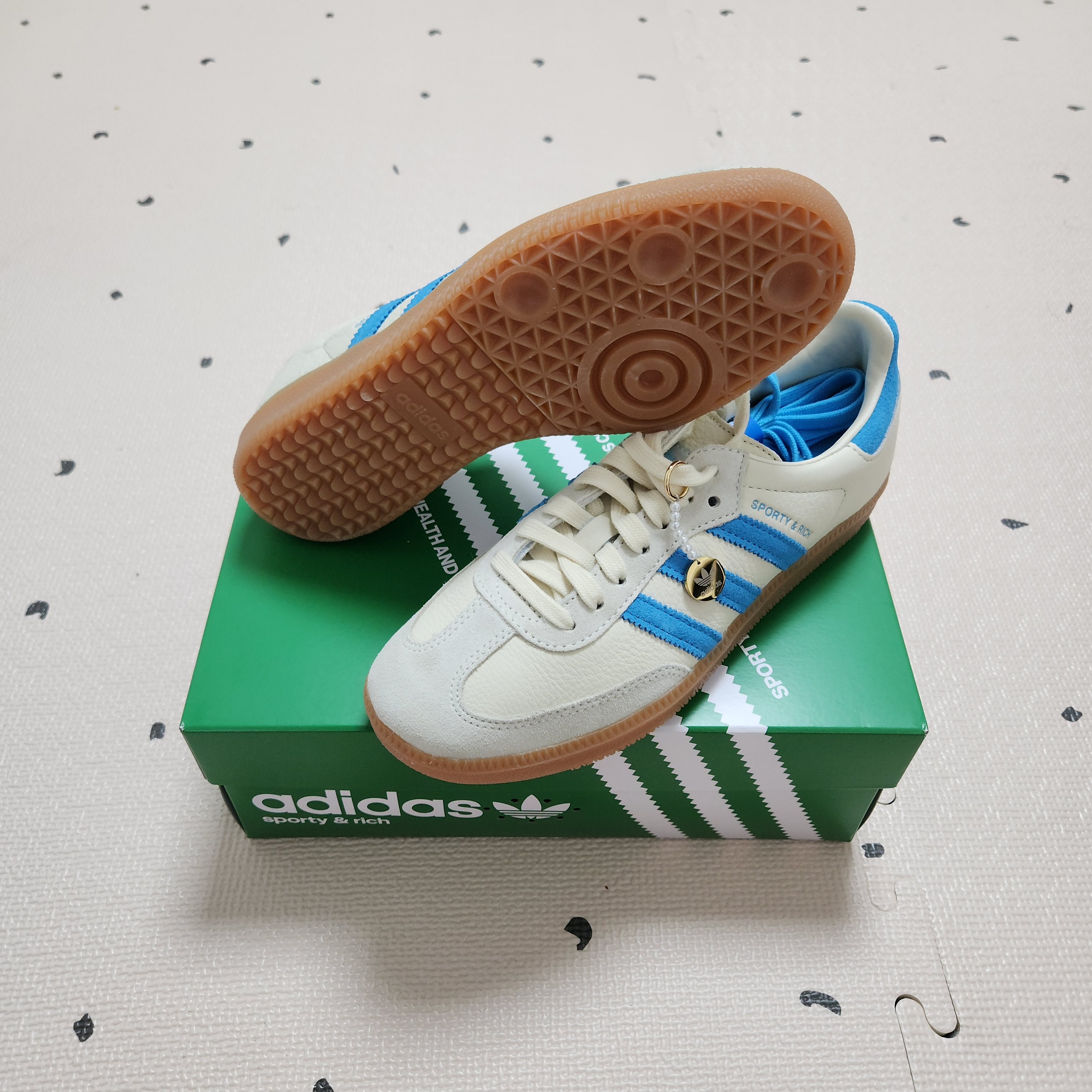 Adidas x Sporty & Rich Samba Cream Blue 착용 스타일 - 2