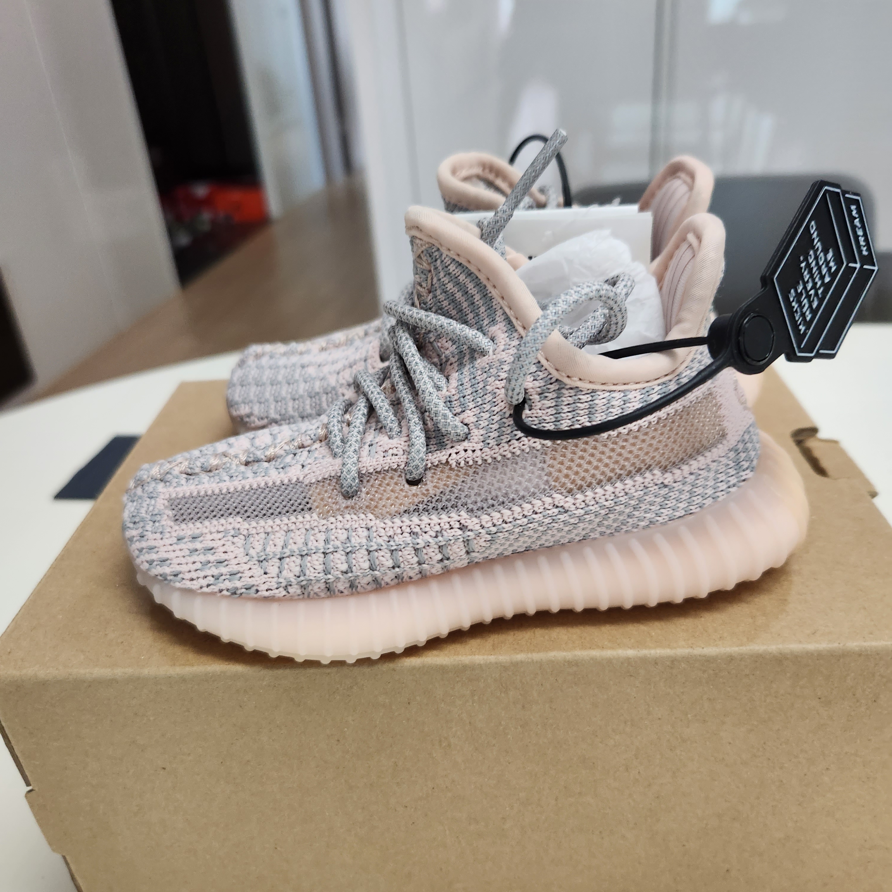 (Infant) Adidas Yeezy Boost 350 V2 Synth 착용 스타일 - 2