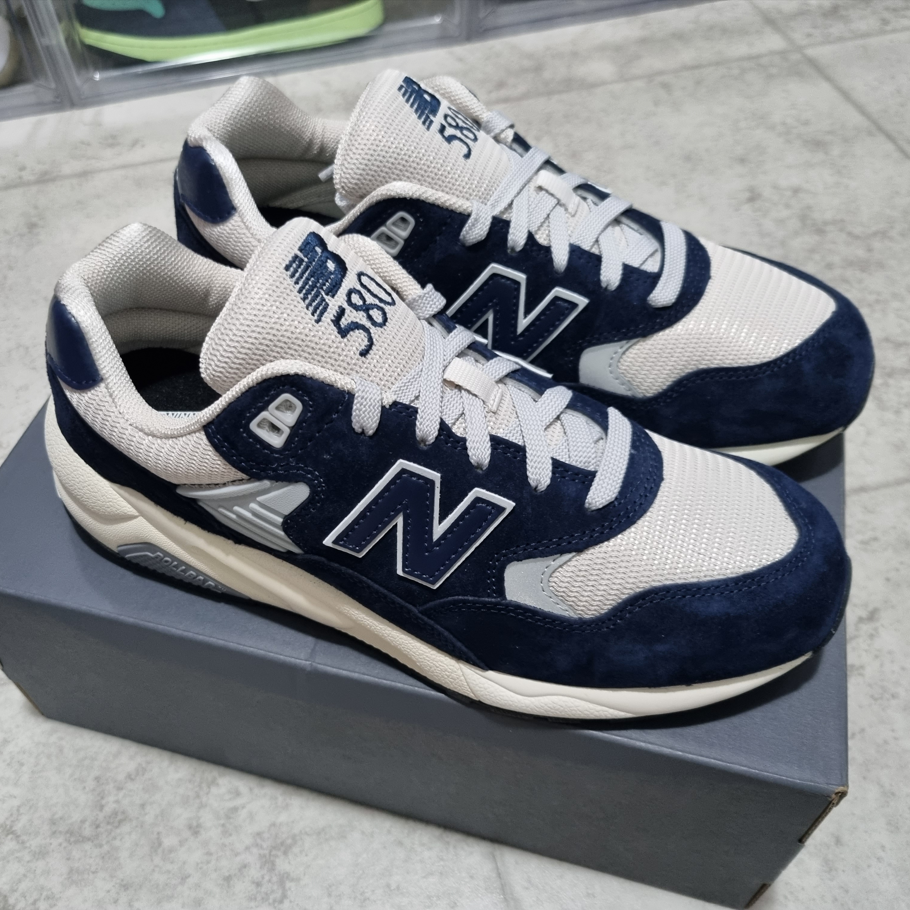 New Balance 580 Navy Cream 착용 스타일
