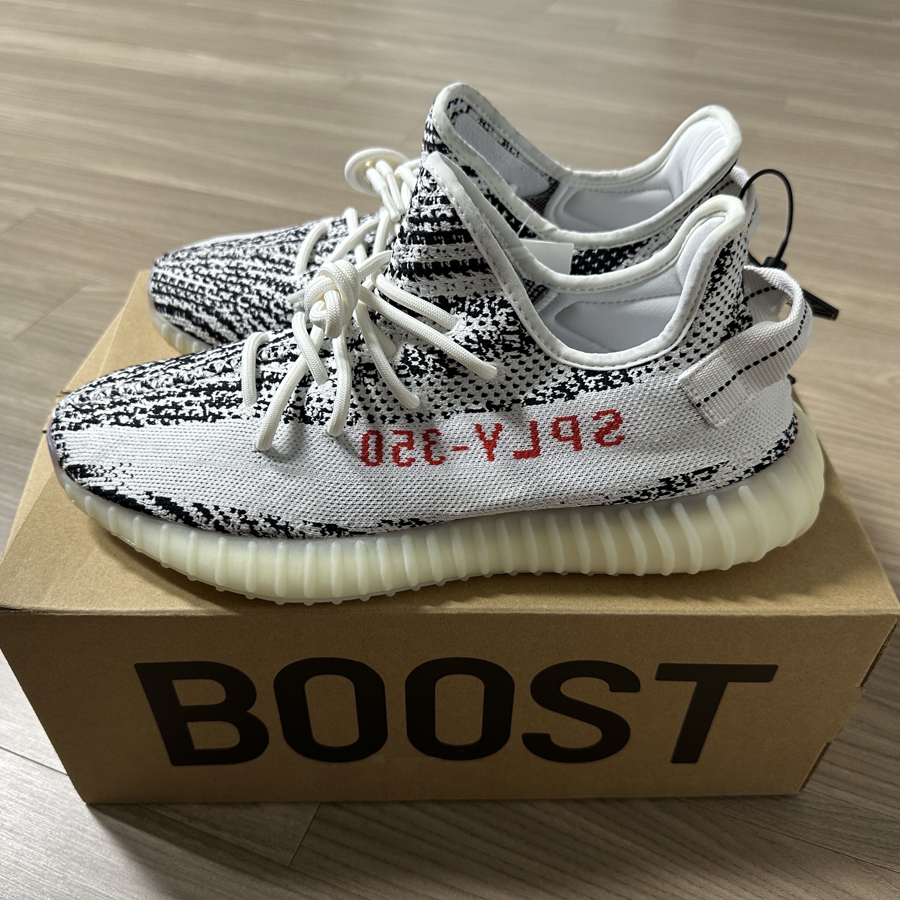Adidas Yeezy Boost 350 V2 Zebra 2017/2019/2020 착용 스타일 - 5