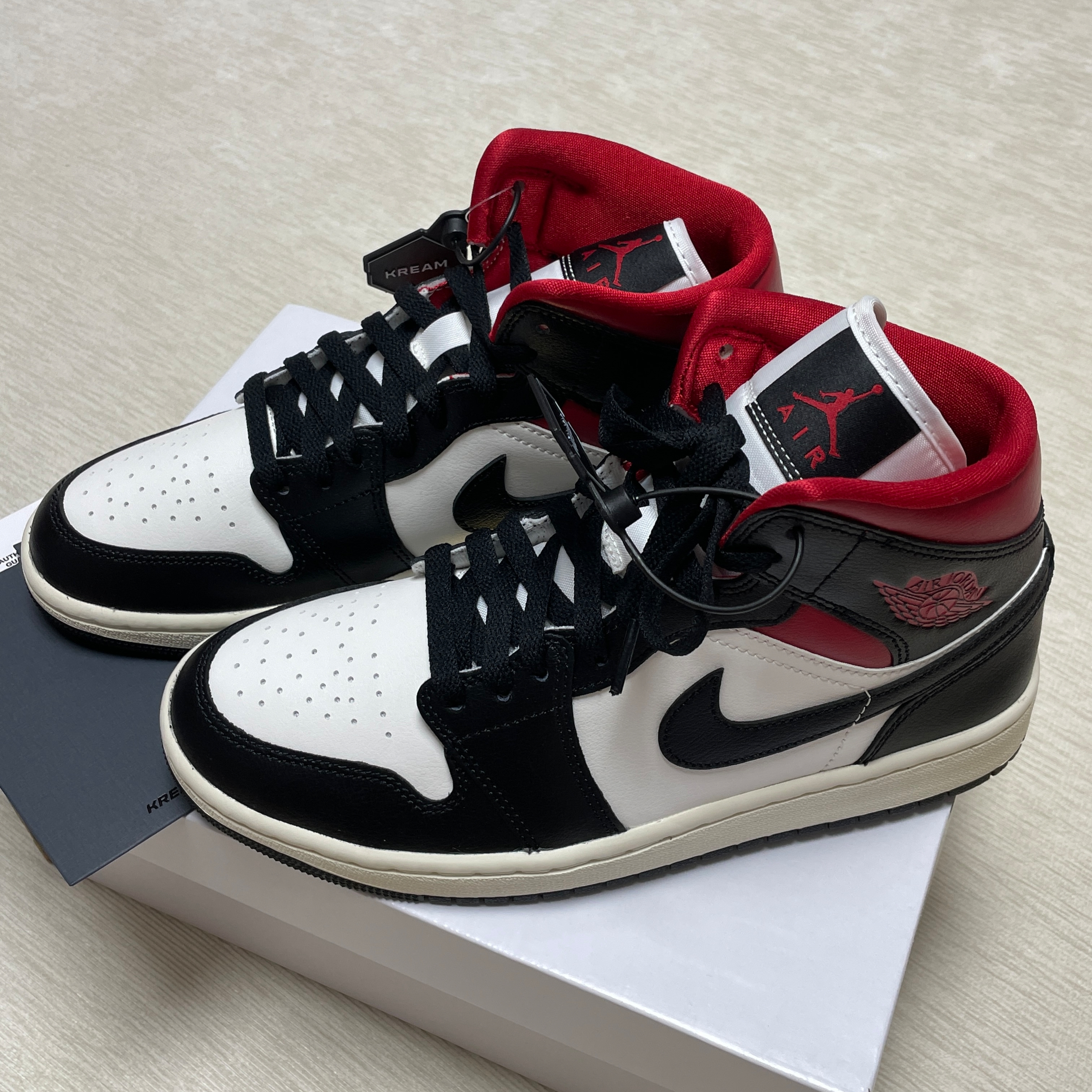 (W) Jordan 1 Mid Black Gym Red 착용 스타일
