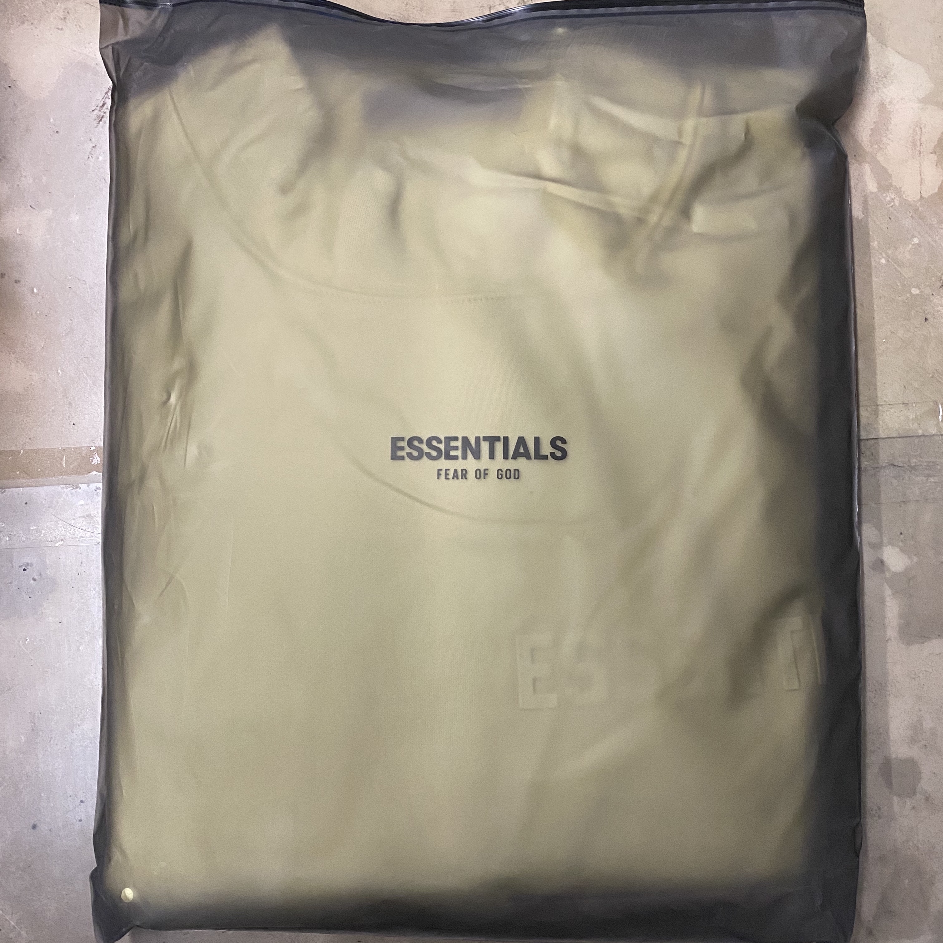 Essentials Hoodie Canary - 22FW, Essentials Mockneck Sweatshirt Canary - 22FW 착용 스타일 - 2