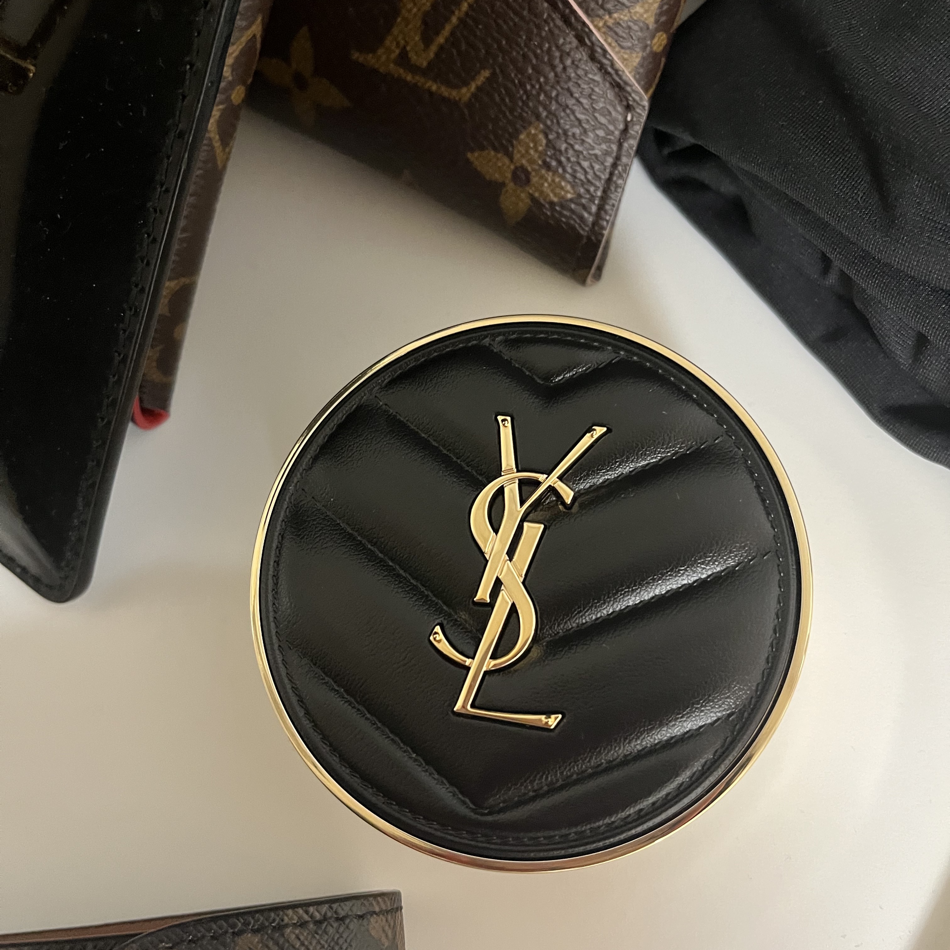 Yves Saint Laurent Encre De Peau Cusion 25 착용 스타일