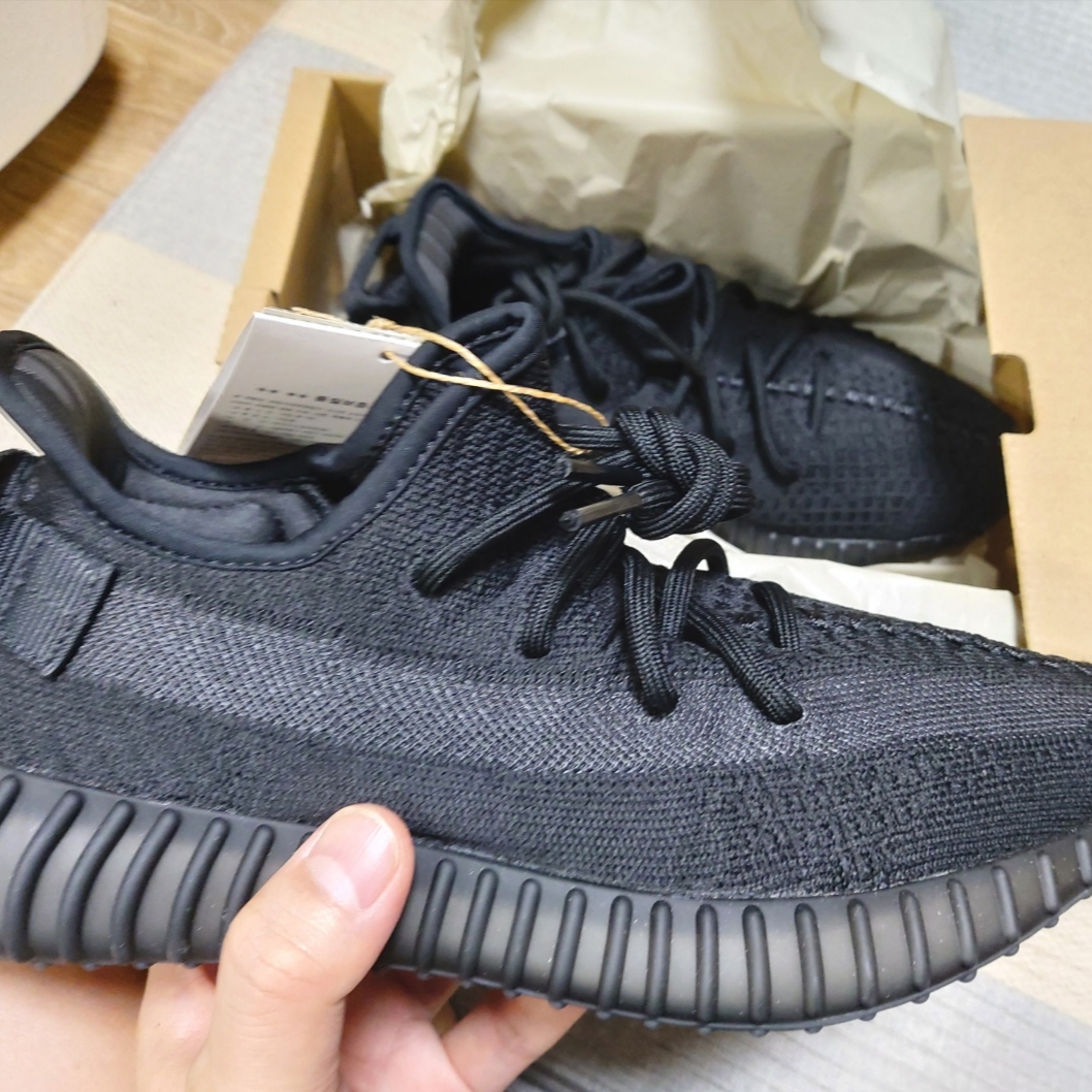 Adidas Yeezy Boost 350 V2 Onyx 착용 스타일 - 1