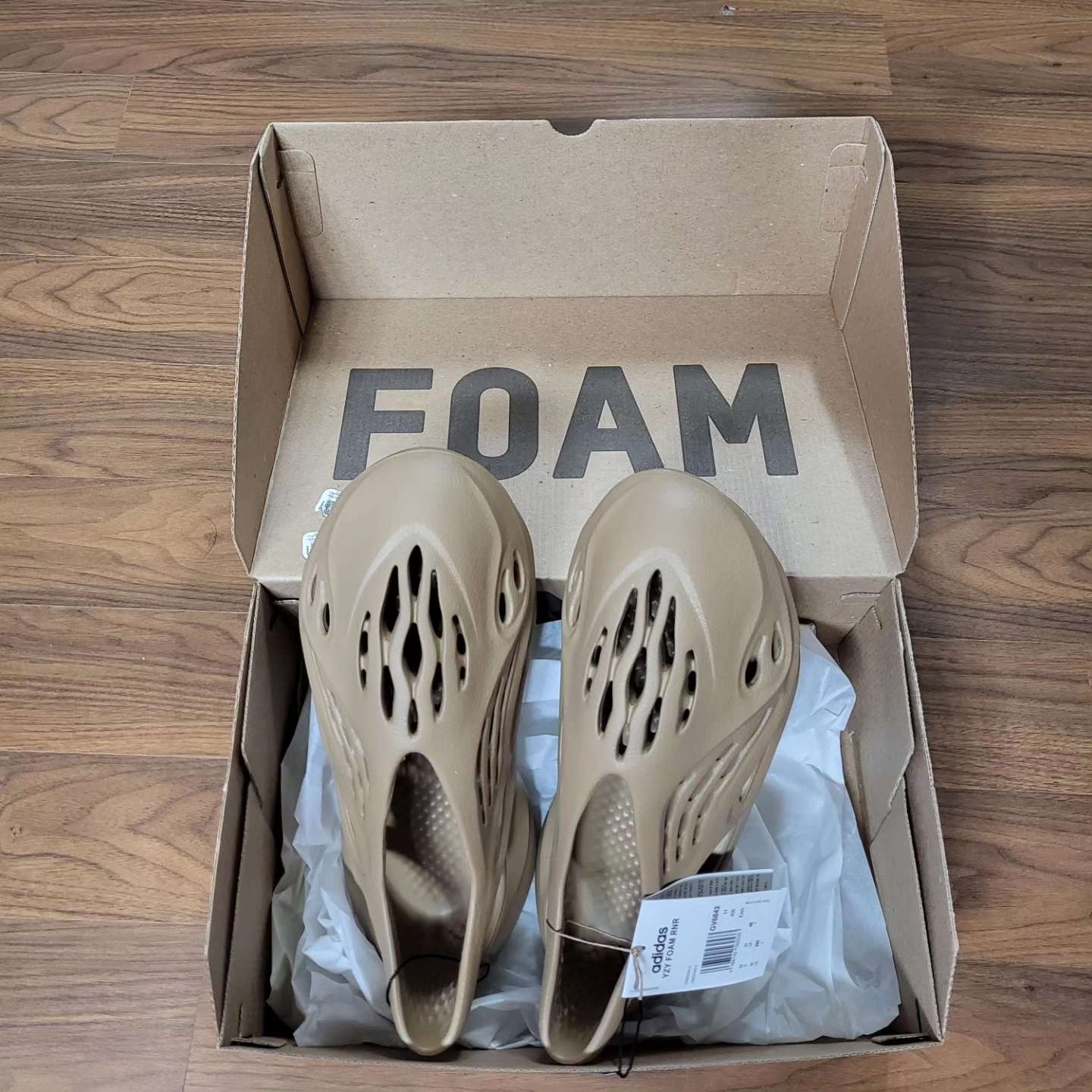 Adidas Yeezy Foam RNNR Clay Taupe 착용 스타일