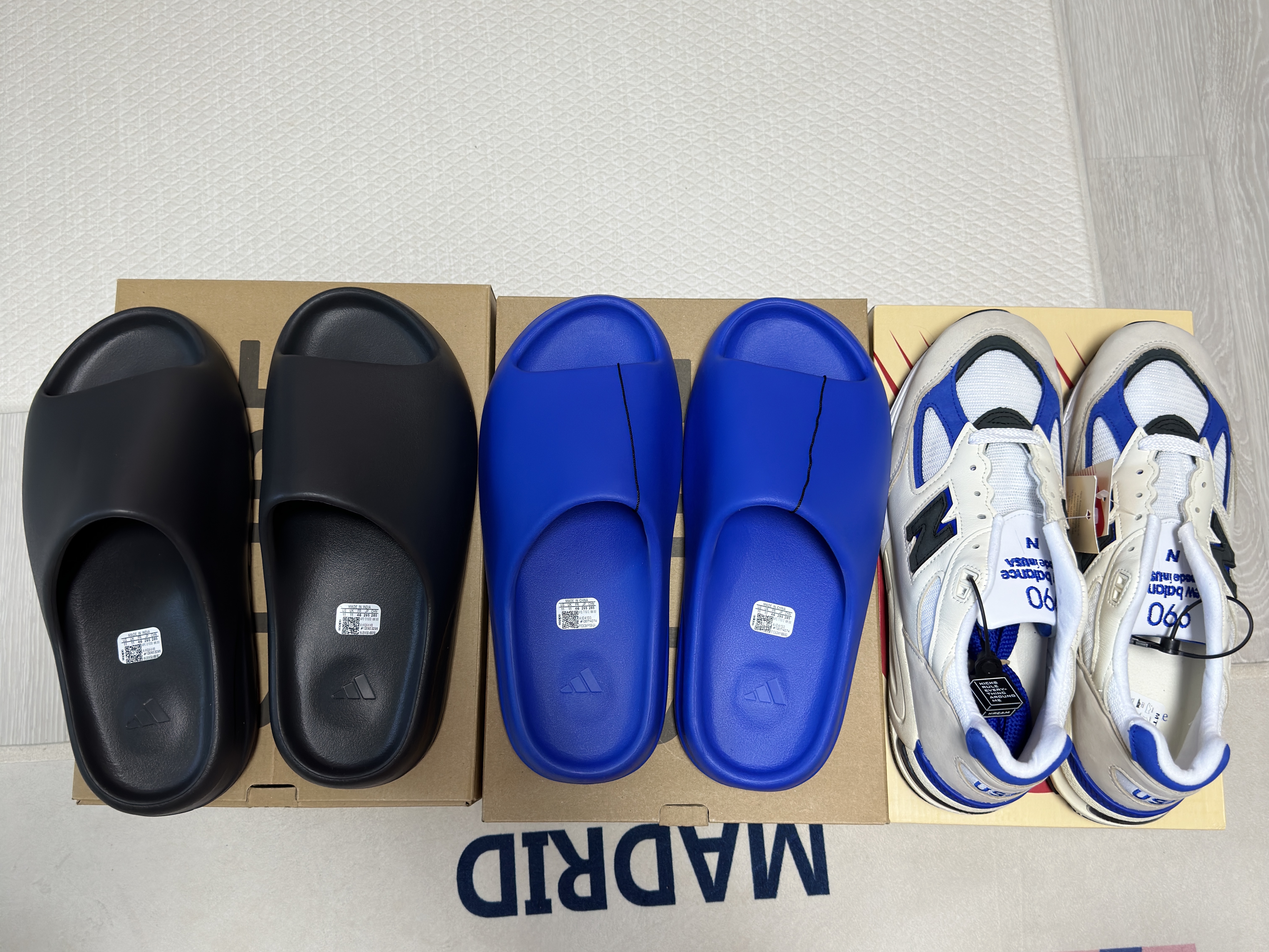 Adidas Yeezy Slide Azure, New Balance 990v2 Made in USA White Blue 착용 스타일