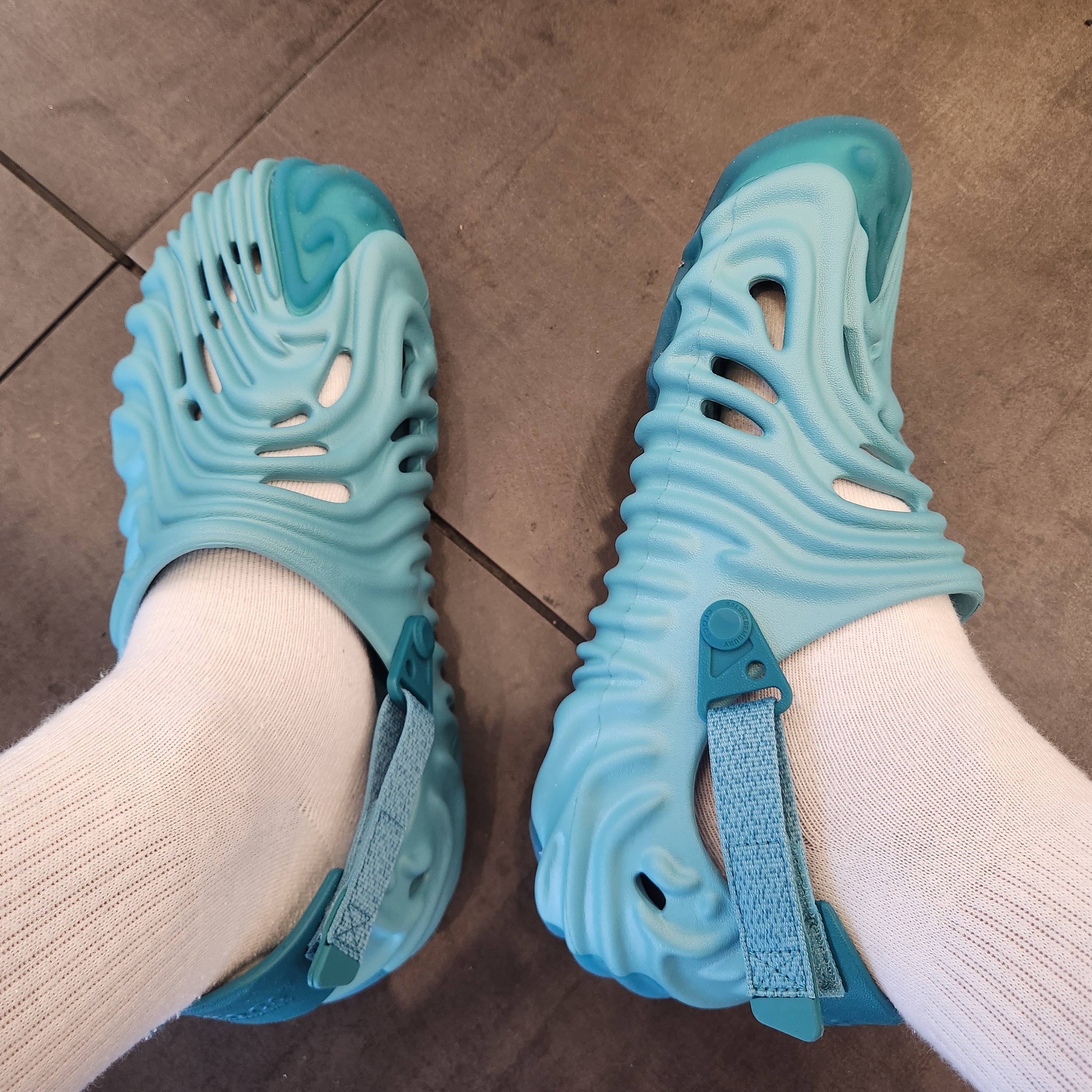 Crocs x Salehe Bembury Pollex Clog Tide 착용 스타일 - 3