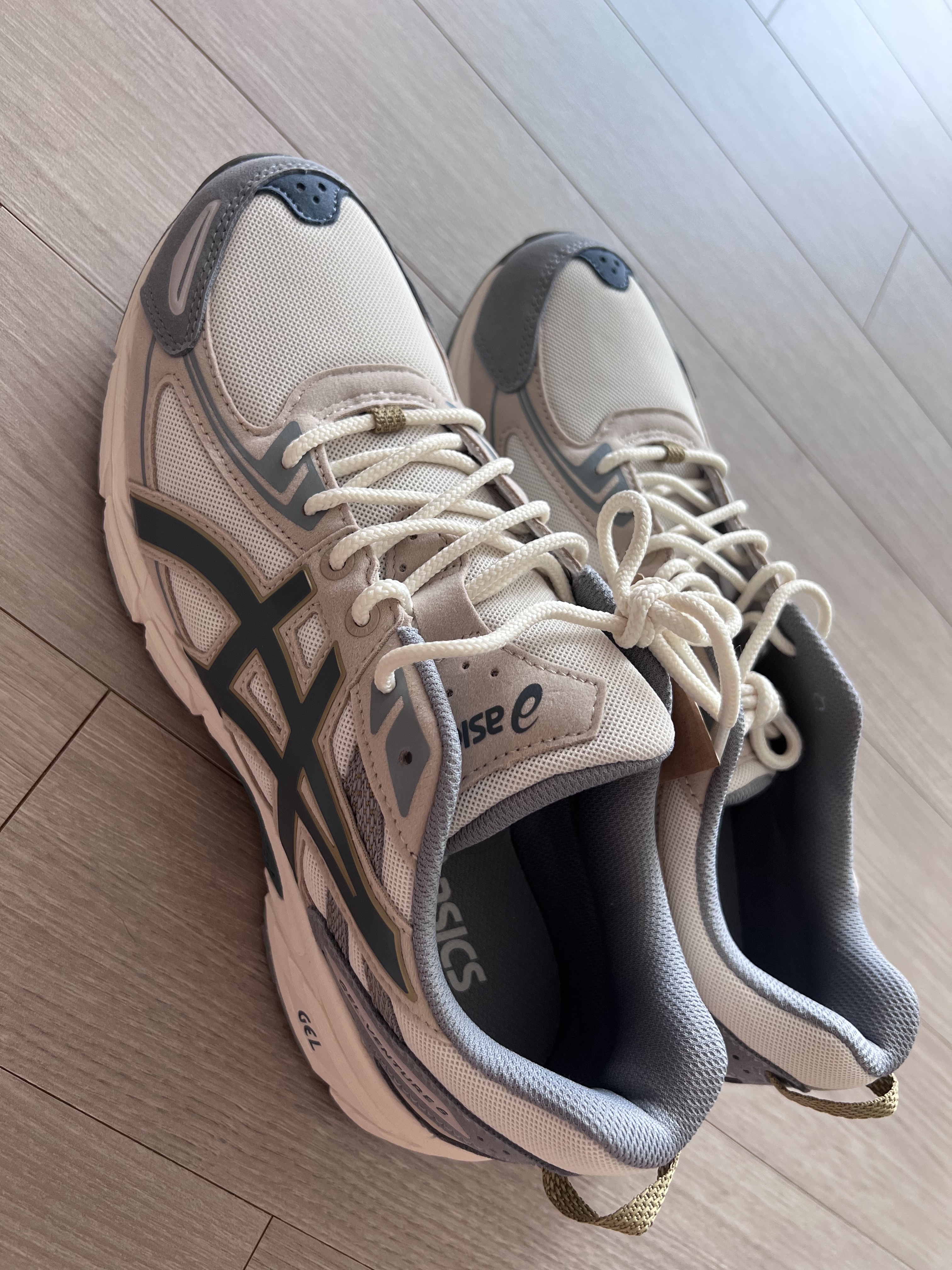 Asics Gel-Venture 6 SPS Birch Ironclad 착용 스타일