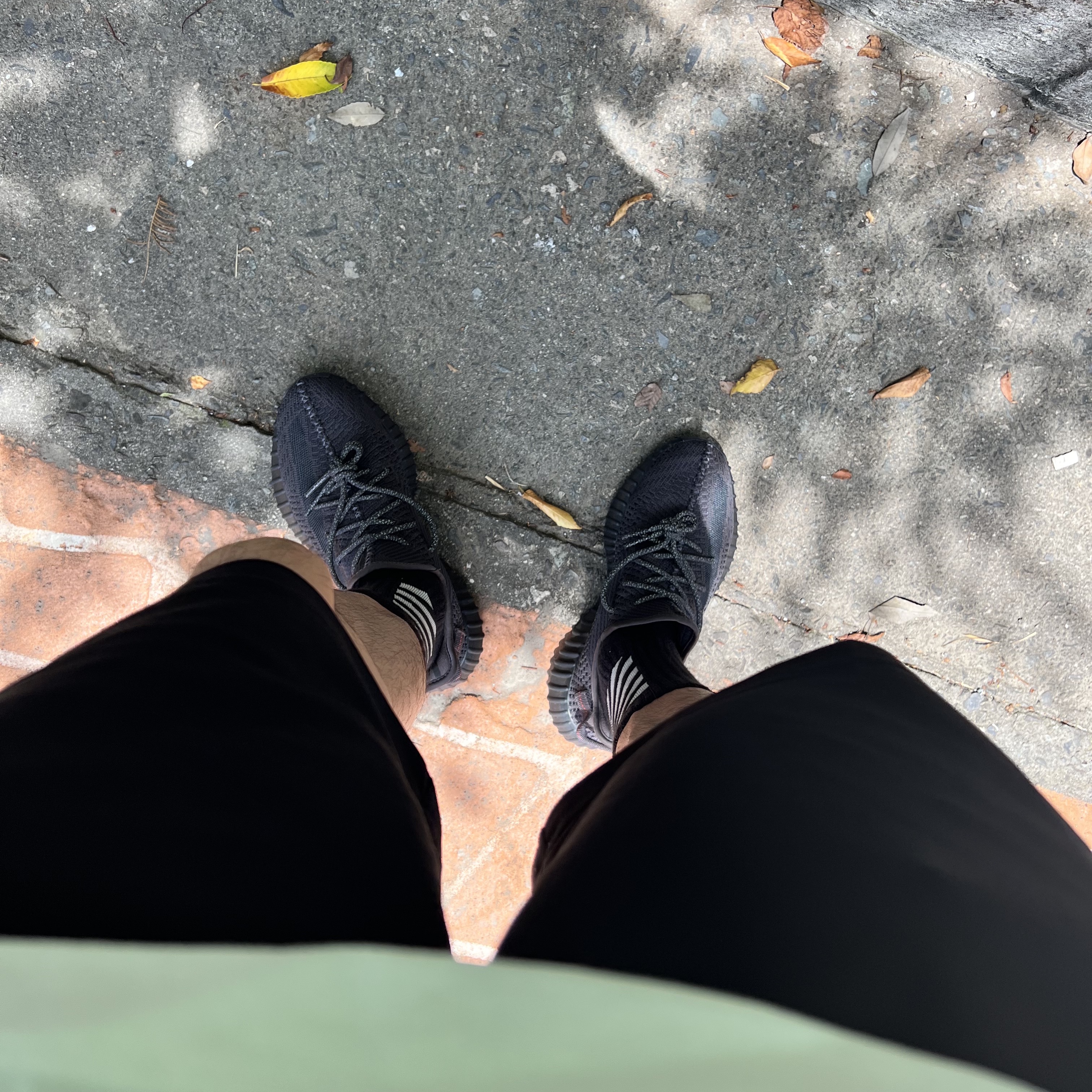Adidas Yeezy Boost 350 V2 Black - Non-Reflective 착용 스타일 - 1