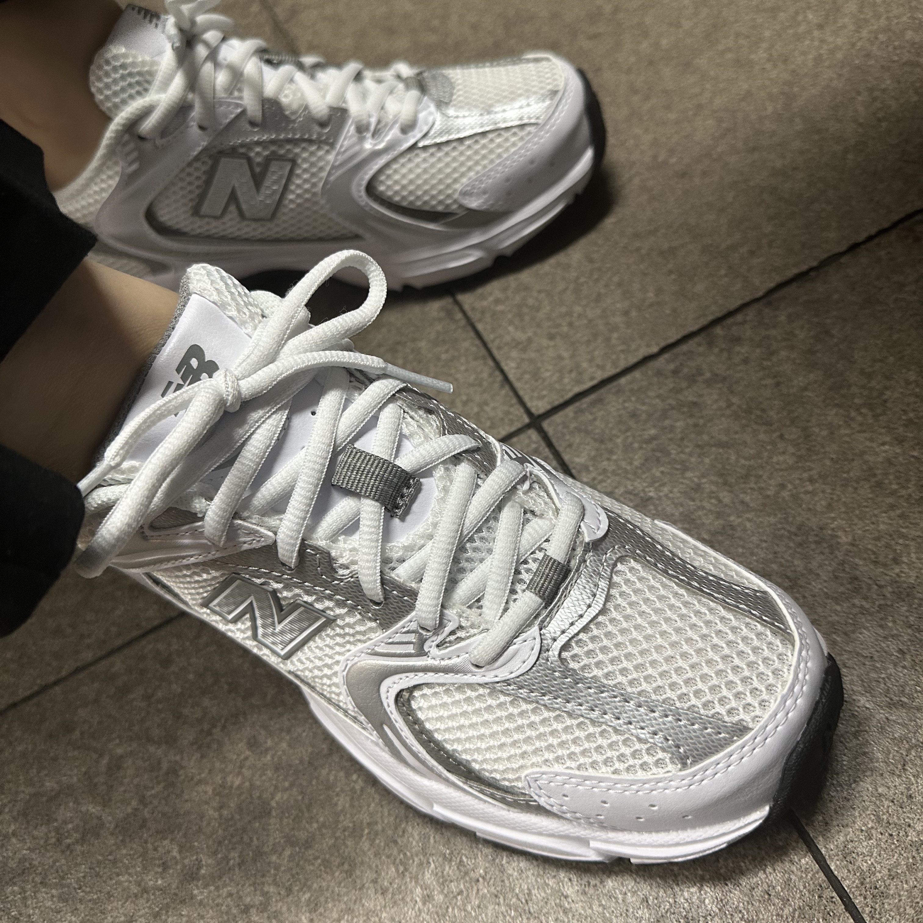 New Balance 530 White Silver 착용 스타일 - 2