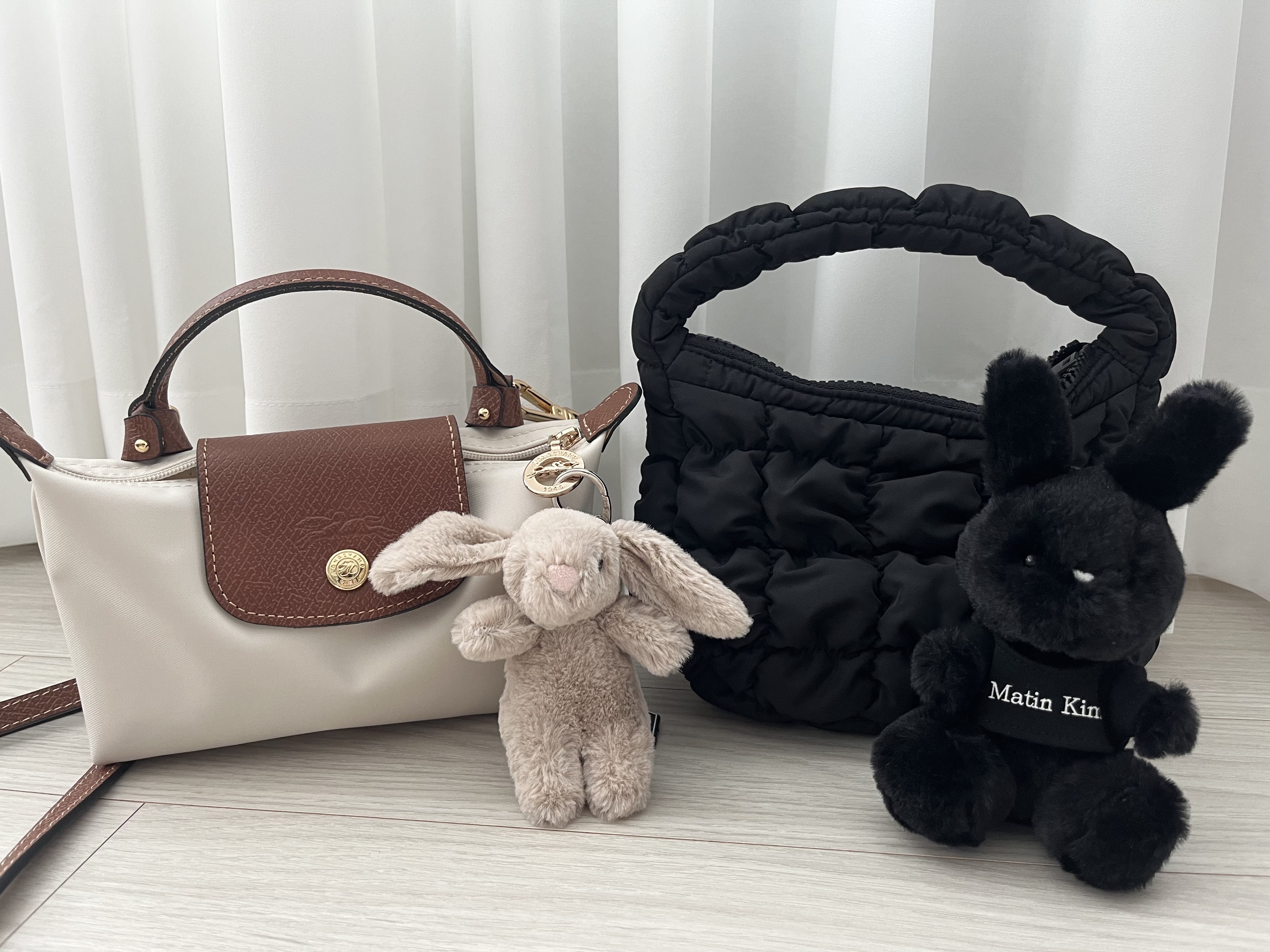 Jellycat Bashful Bunny Bag Charm Beige, Matin Kim Black Bunny Toy Keyring Black 착용 스타일