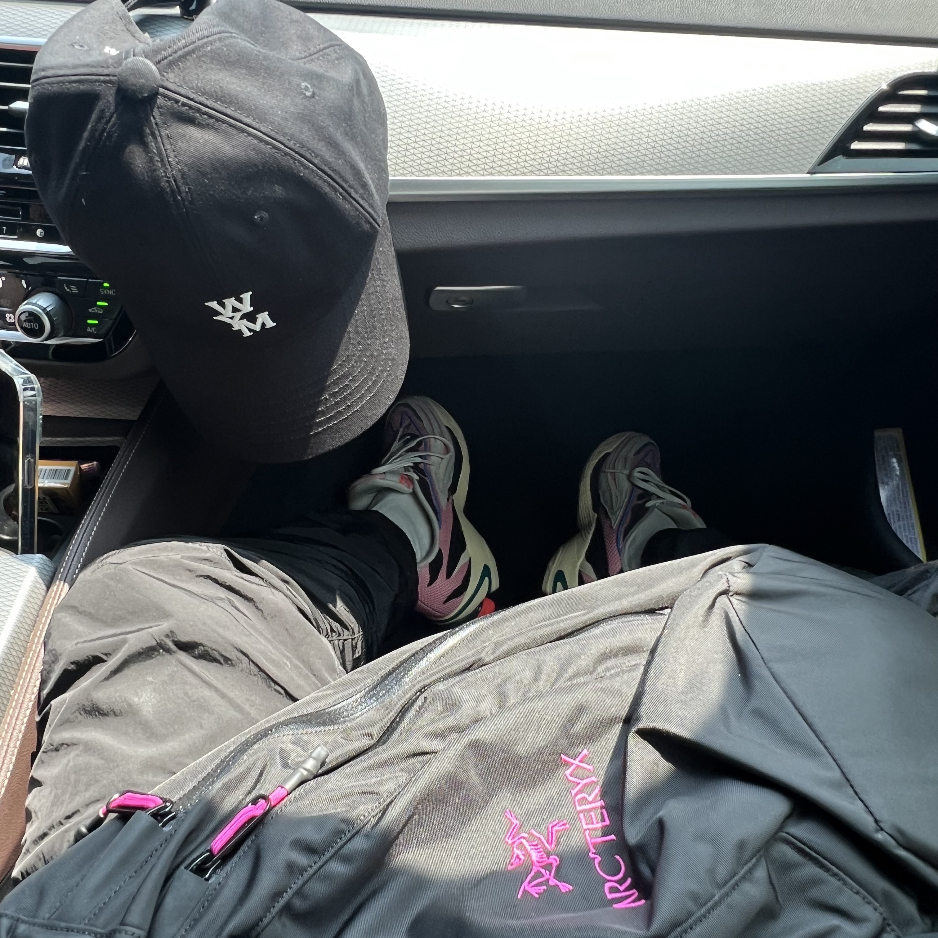 Wooyoungmi Logo Ball Cap Black, Adidas x Sean Wotherspoon Orketro White Easy Yellow 착용 스타일