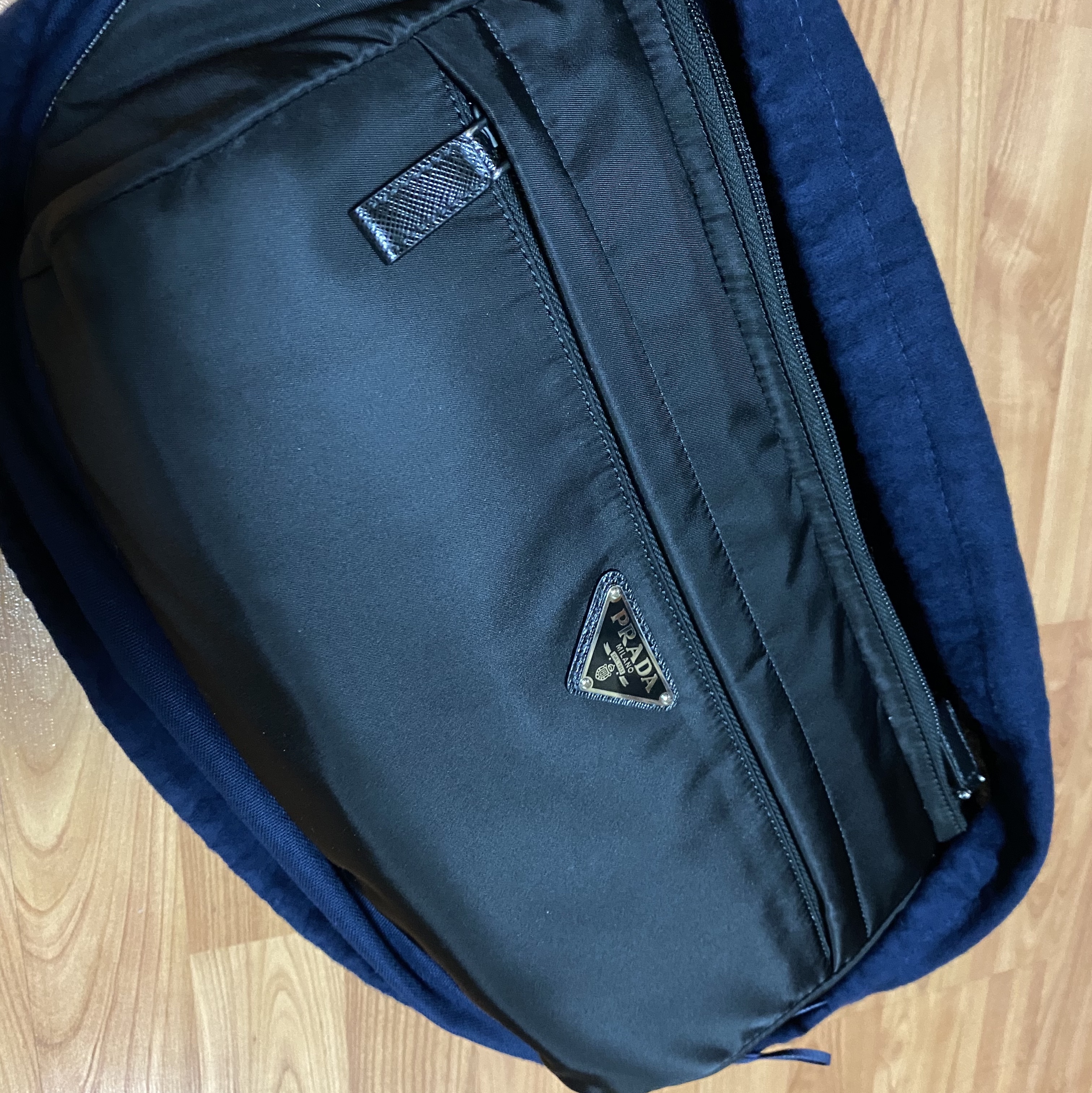 Prada Re-Nylon and Saffiano Leather Shoulder Bag Black 착용 스타일