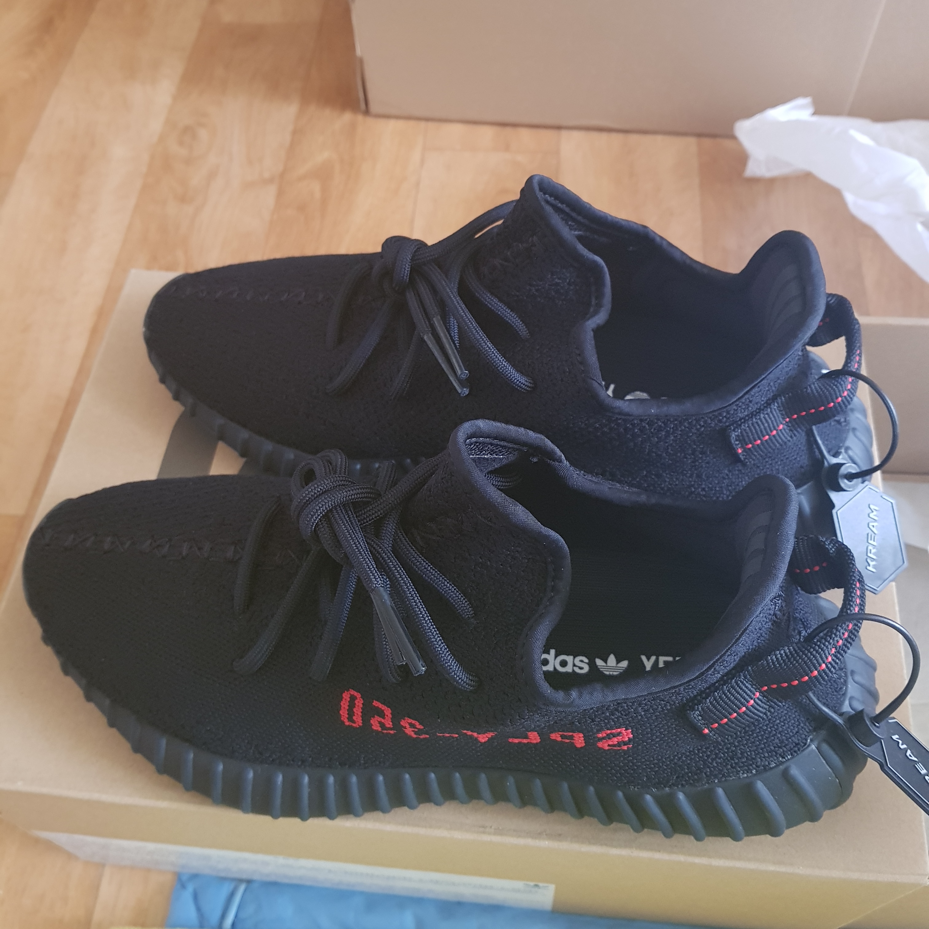 Adidas Yeezy Boost 350 V2 Black Red 2020 착용 스타일 - 2