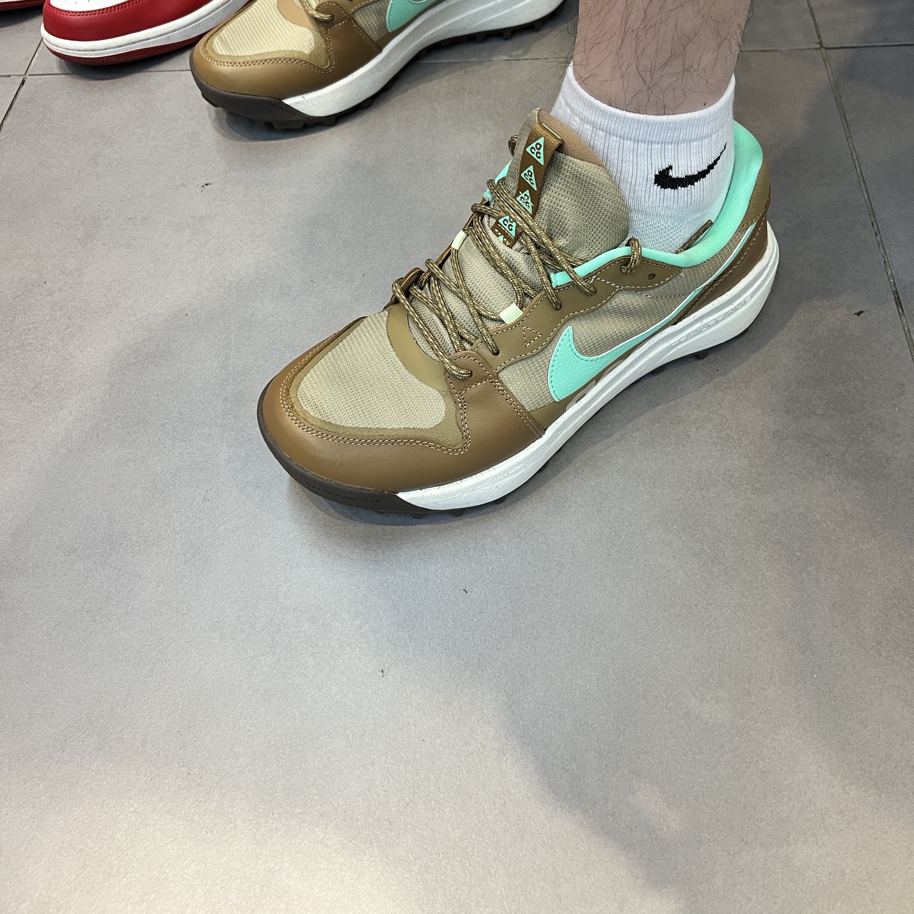 Nike ACG Lowcate Green Glow Dark Driftwood 착용 스타일