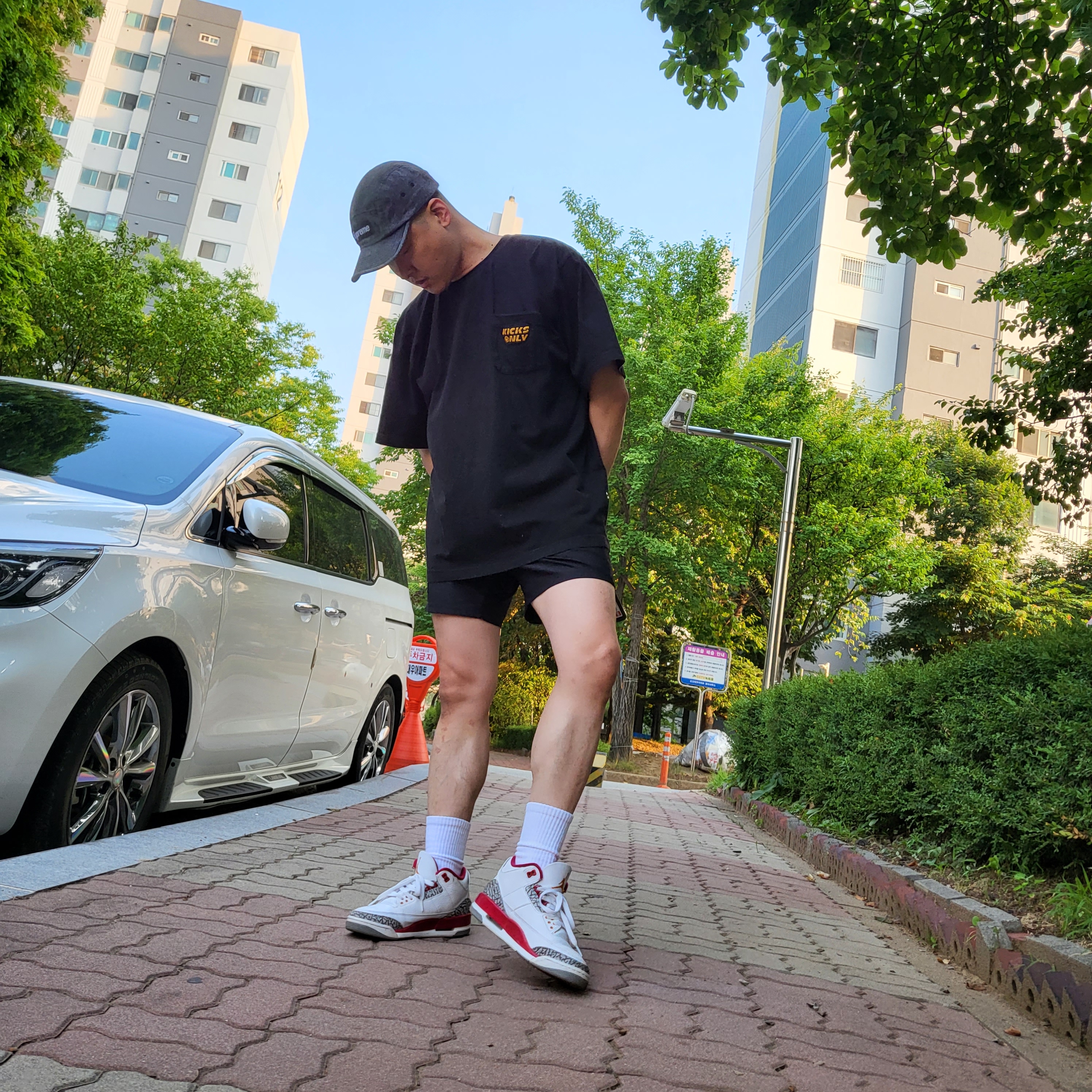 Jordan 3 Retro Cardinal Red, Supreme Denim Camp Cap Washed Black - 22FW 착용 스타일