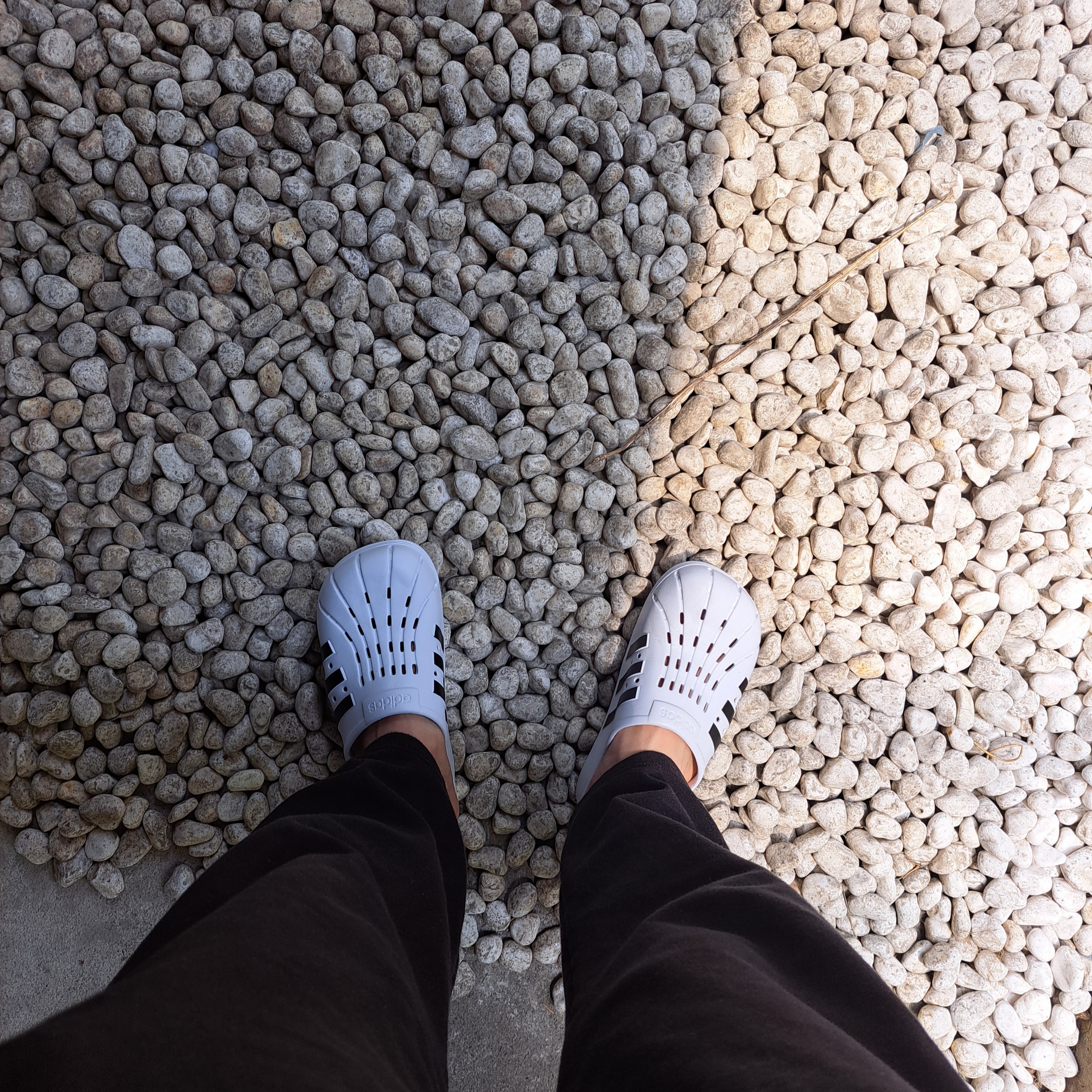 Adidas Adilette Clog White Black 착용 스타일