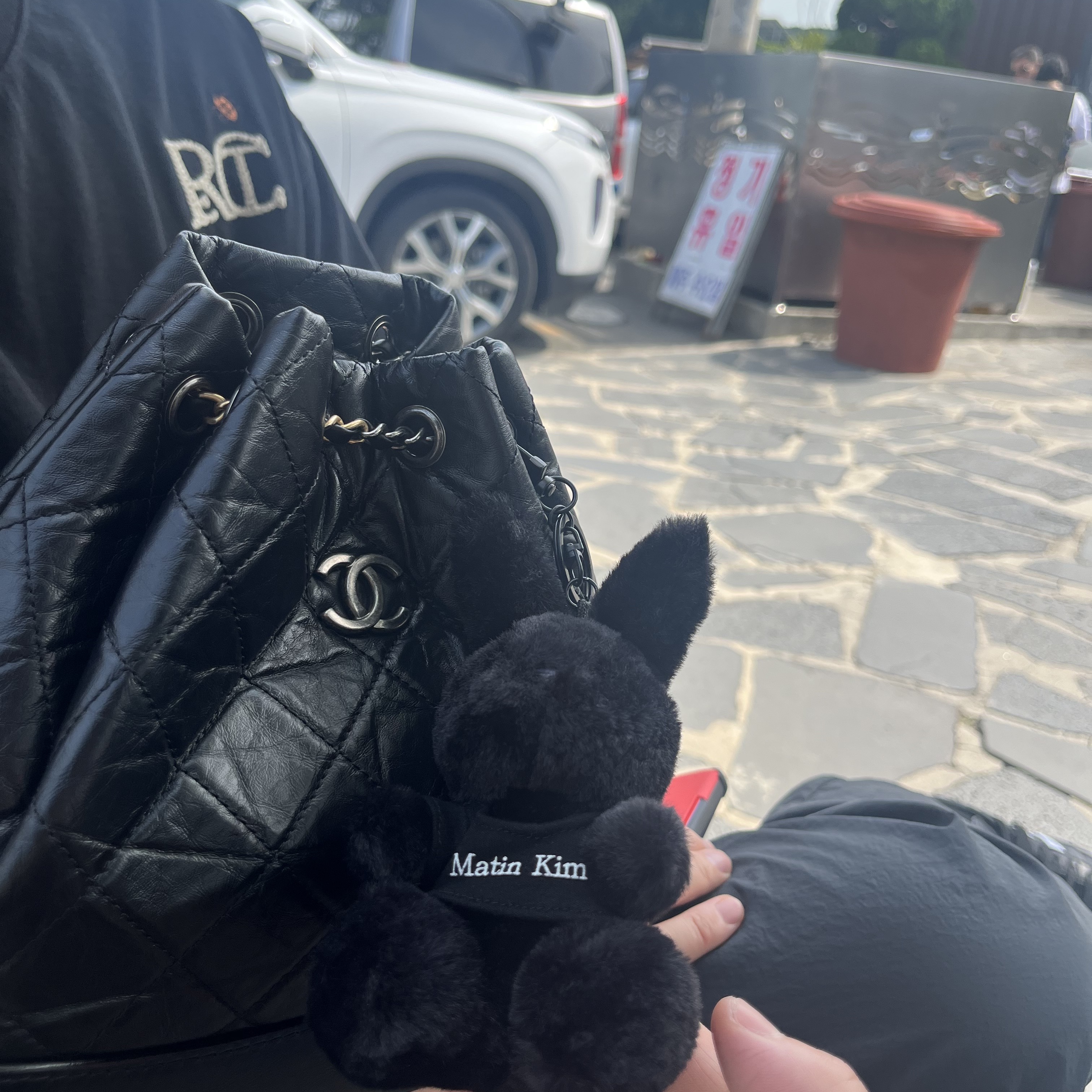 Matin Kim Black Bunny Toy Keyring Black 착용 스타일