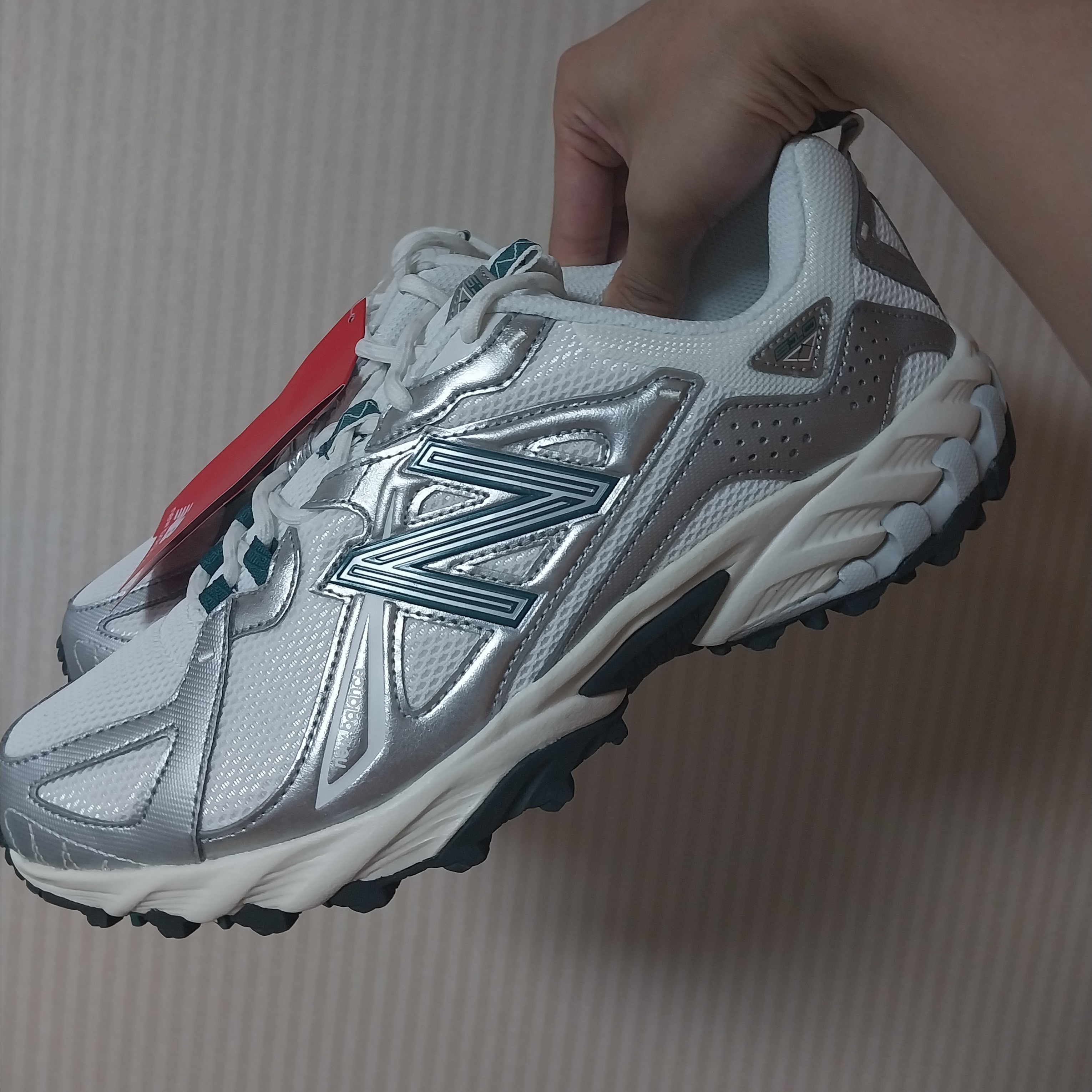 New Balance ML610T Metallic Silver - D Standard 착용 스타일