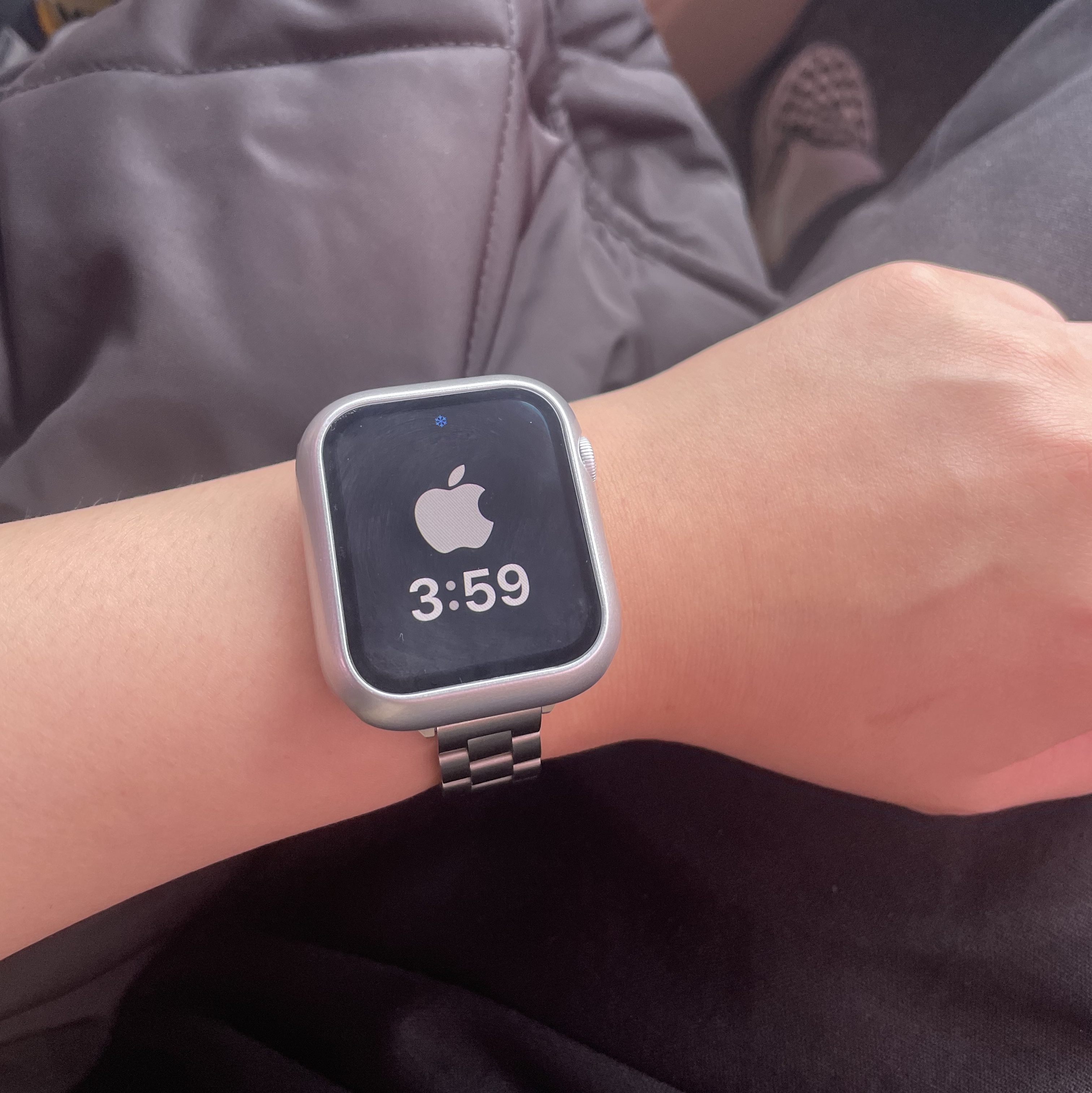 Apple Watch SE 44mm GPS Silver Aluminum Case with Sport Band White (Korean Ver.) 착용 스타일