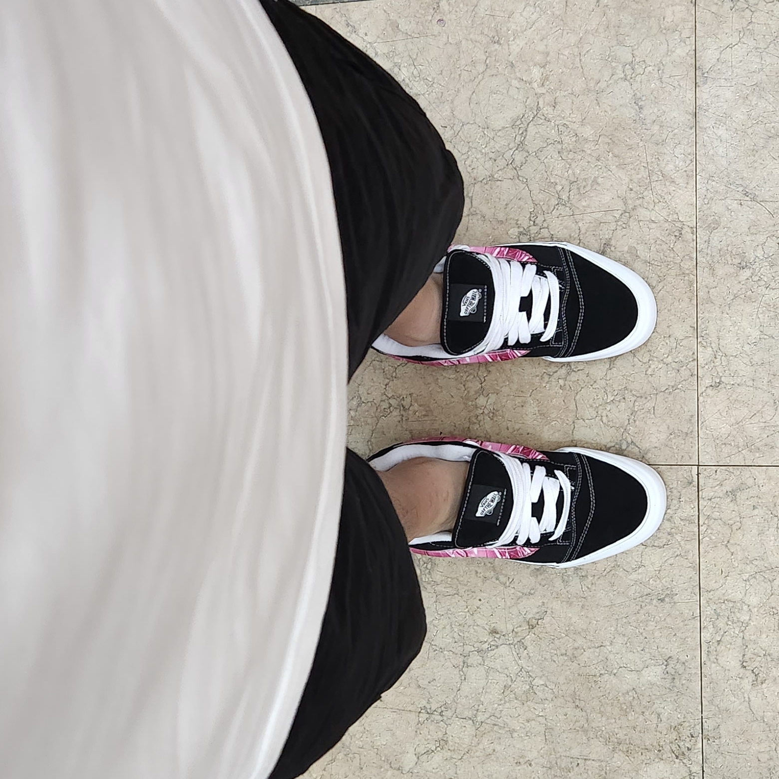 Vans x Peaches. Knu-Skool Black Pink 착용 스타일 - 2