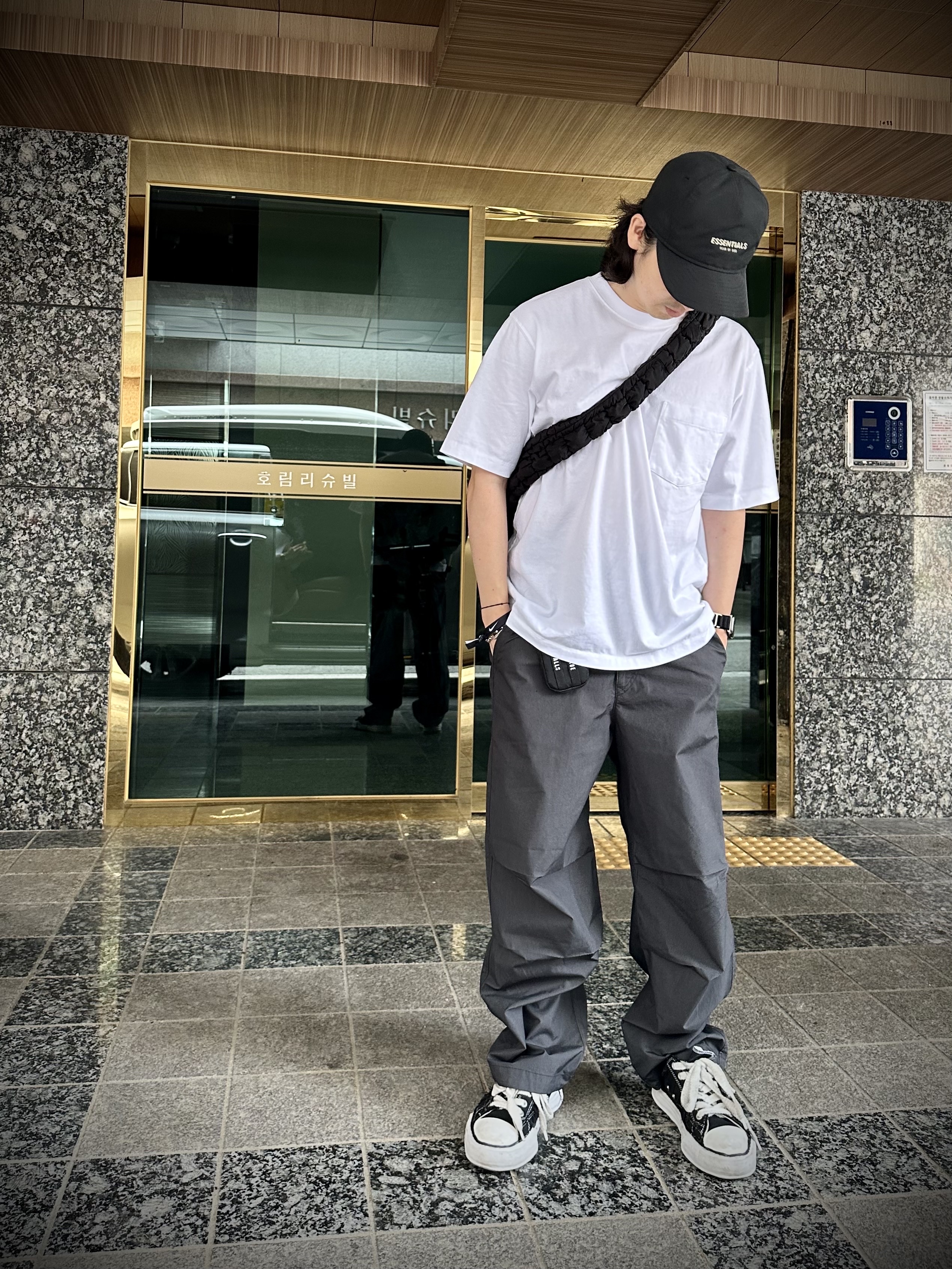 Essentials x New Era Retro Crown Strapback Black, COS Quilted Oversized Shoulder Bag Black 착용 스타일 - 1