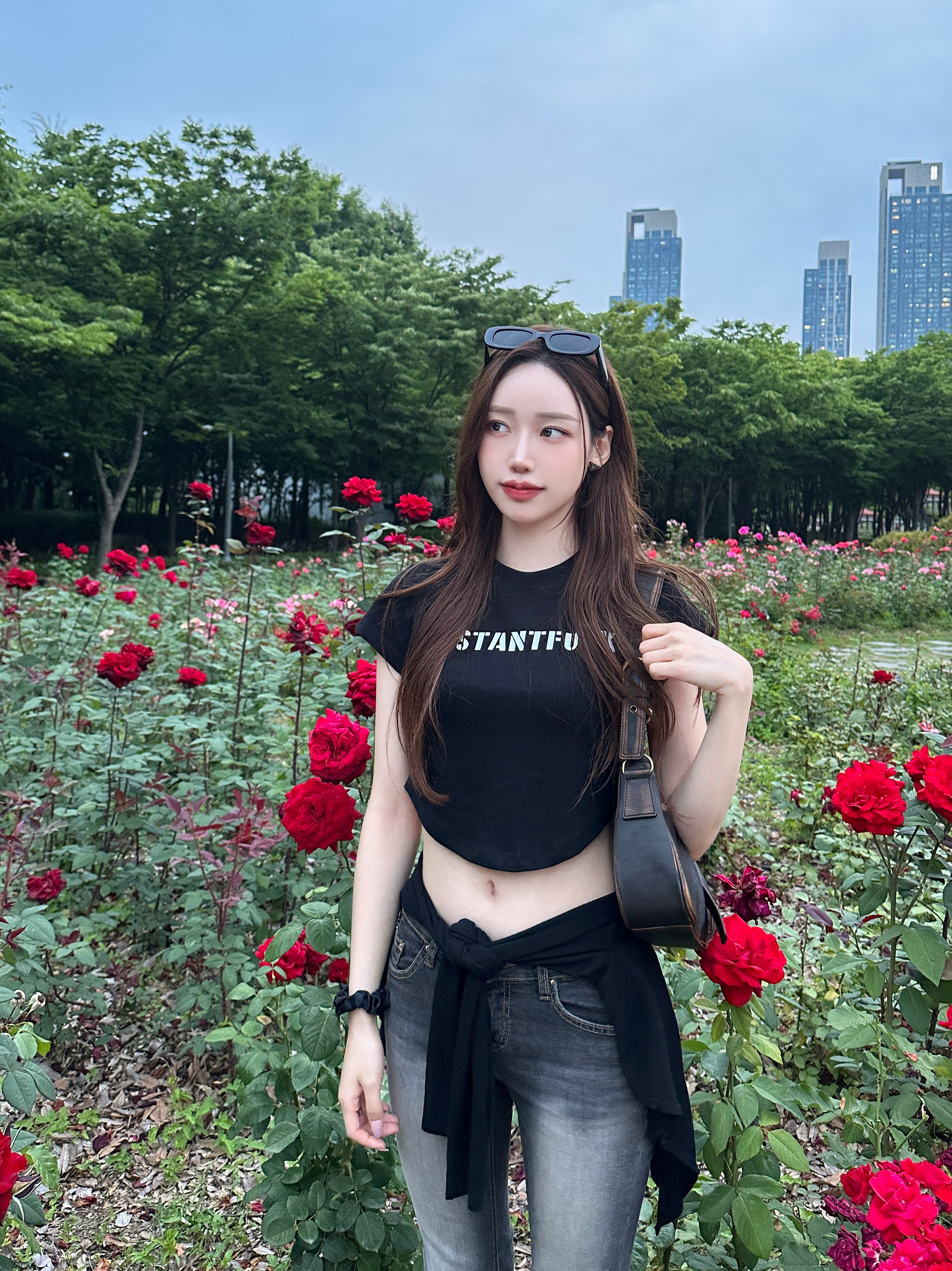 Instantfunk Women Pearl Logo T-Shirt Black 착용 스타일 - 2